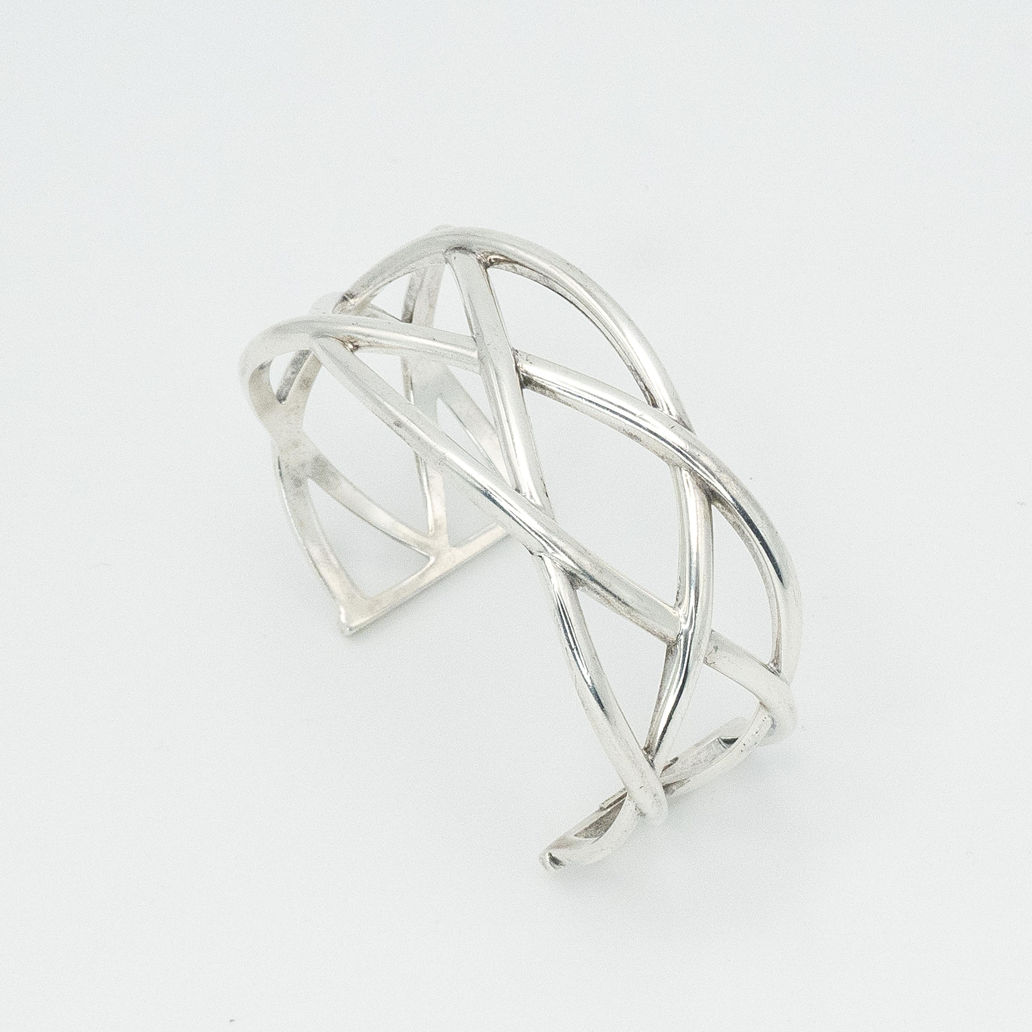 Tiffany & Co. Sterling Silver Criss-Cross Lattice Open Cuff Bracelet In condizioni ottime in vendita a New York, NY
