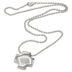 Tiffany & Co. Collier pendentif croix en argent sterling sur chaîne en perles 