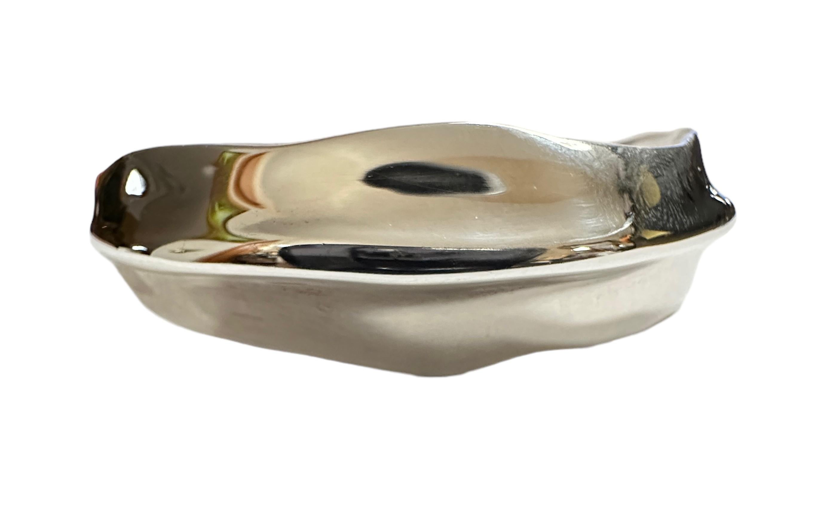 Dies ist nur eine schöne High Polish Tiffany Armband.  Das Sterlingsilber glänzt einfach.  Es ist aus Vorbesitz und in neuwertigem Zustand.  Es kommt mit der Originalverpackung und einer Tiffany-Karte.  Er ist auf der Innenseite mit 