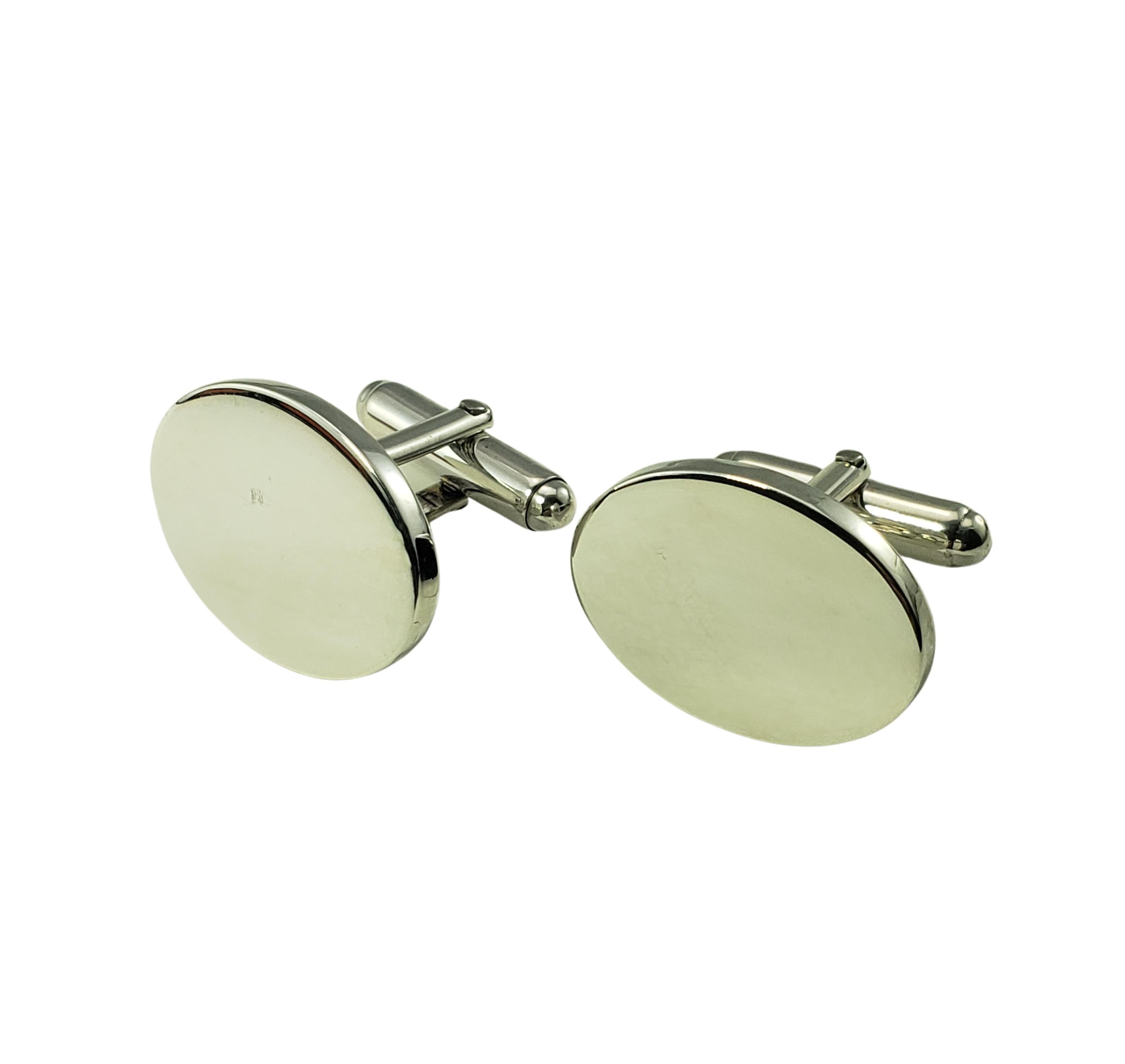 Tiffany & Co. Sterling Silver Cufflinks-

These elegant cufflinks by Tiffany and Co. are set in beautifully sterling silver.

Size:  21 mm x 16 mm

Weight:   10.1 dwt. / 15.8 gr.

Hallmark:  Tiffany & Co  925

Very good condition with slight surface