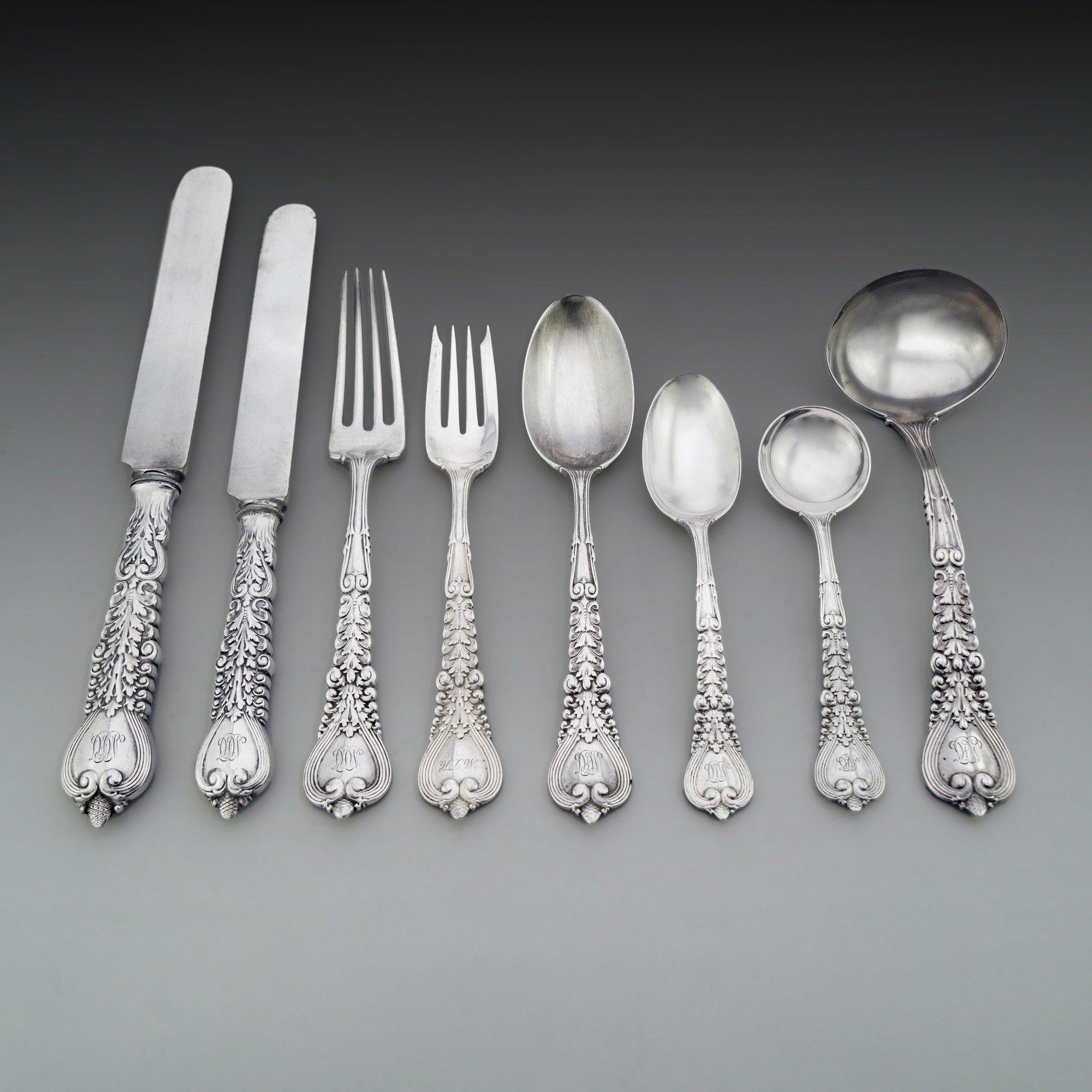 Set de 8 couverts en argent sterling de Tiffany & Co dans un motif Florentine
Le set de couverts porte des initiales.

Avec ce set d'argenterie Tiffany & Co, vous aurez le kit de divertissement parfait pour vos réunions de vacances. Cet ensemble est