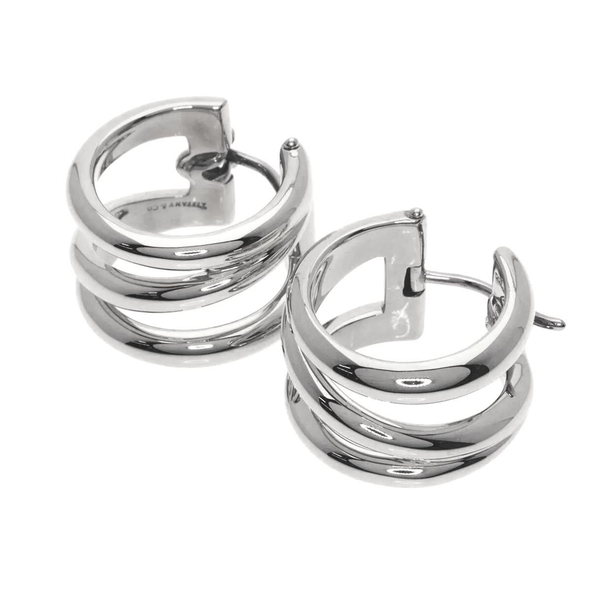 TIFFANY & Co. Orecchini a cerchio diagonali in argento sterling

Metallo: Argento massiccio
Diametro: 21 mm attraverso il cerchio
Larghezza: 12 mm
Peso: 13,80 grammi
Marchio di garanzia: TIFFANY&CO. 925 ITALIA
Condizioni: Ottime condizioni, come