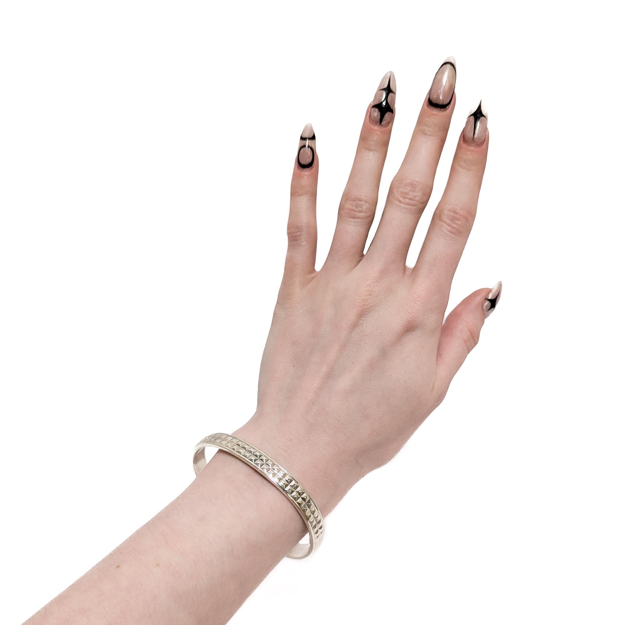 Moderno Tiffany & Co. Bracciale a punta di diamante in argento sterling in vendita