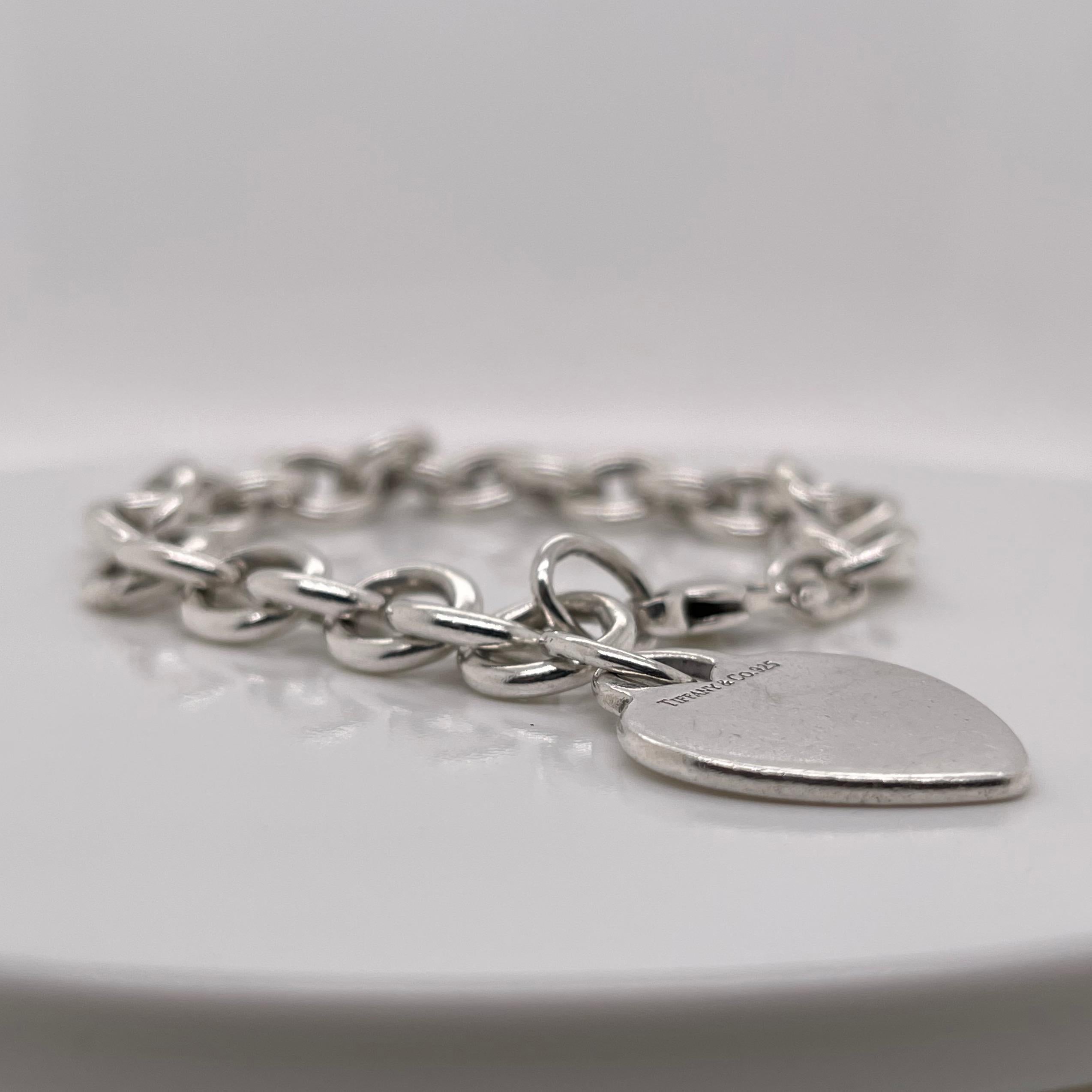 Moderne Tiffany & Co. Bracelet à maillons en argent sterling et pendentif cœur en vente