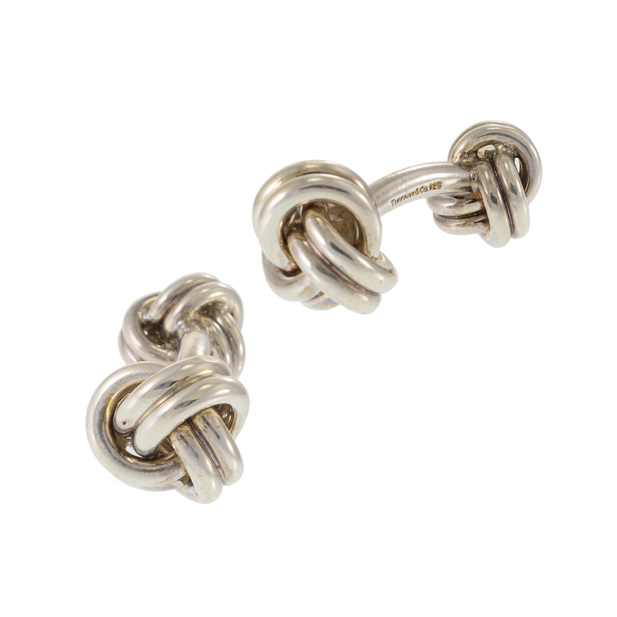Ces boutons de manchette classiques pour homme de Tiffany & Co. sont fabriqués en argent sterling et présentent un double nœud intemporel. Les boucles polies et entrelacées symbolisent la force et la connexion, ce qui en fait un choix idéal pour les