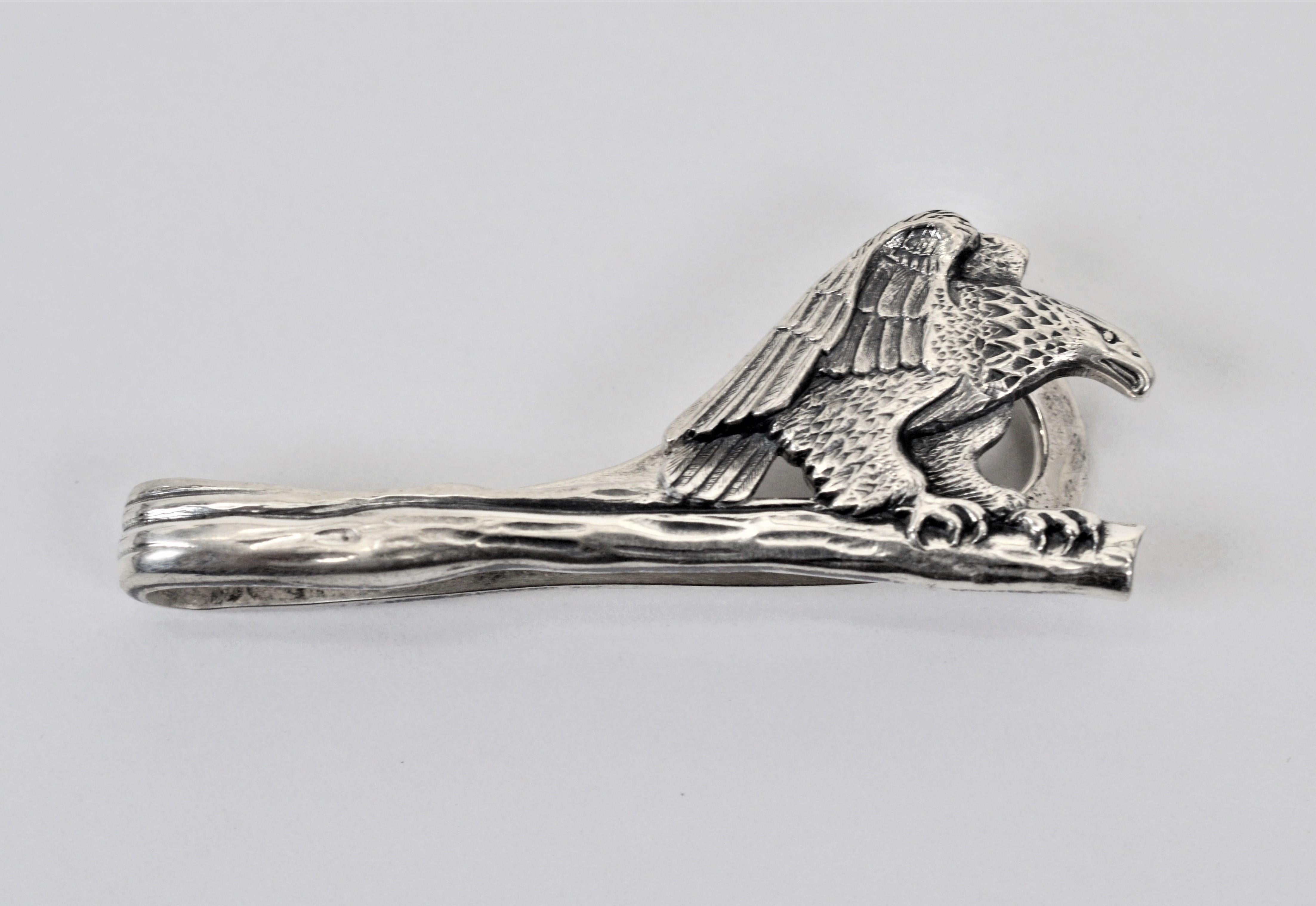 Schwer zu findendes Sammlerstück von Tiffany & Co, ca. 1960er Jahre.  Diese Adler-Krawattenklammer aus Sterlingsilber ist ein interessantes persönliches Vintage-Accessoire, das als Krawattenhalter gedacht ist.
Dieses Stück misst ungefähr 46 mm x