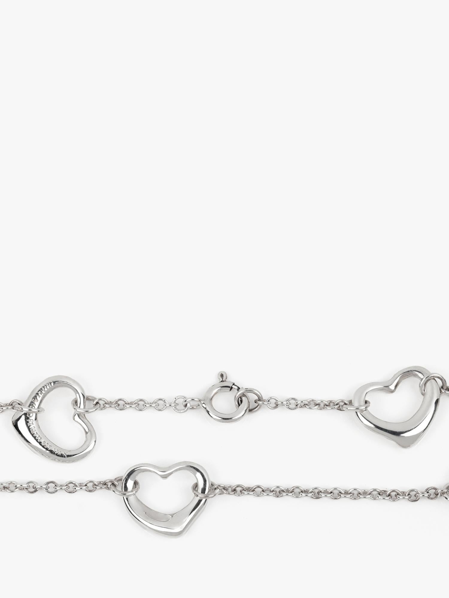Tiffany & Co. Bracelet en argent Elsa Peretti avec 5 cœurs ouverts Bon état - En vente à Bishop's Stortford, Hertfordshire