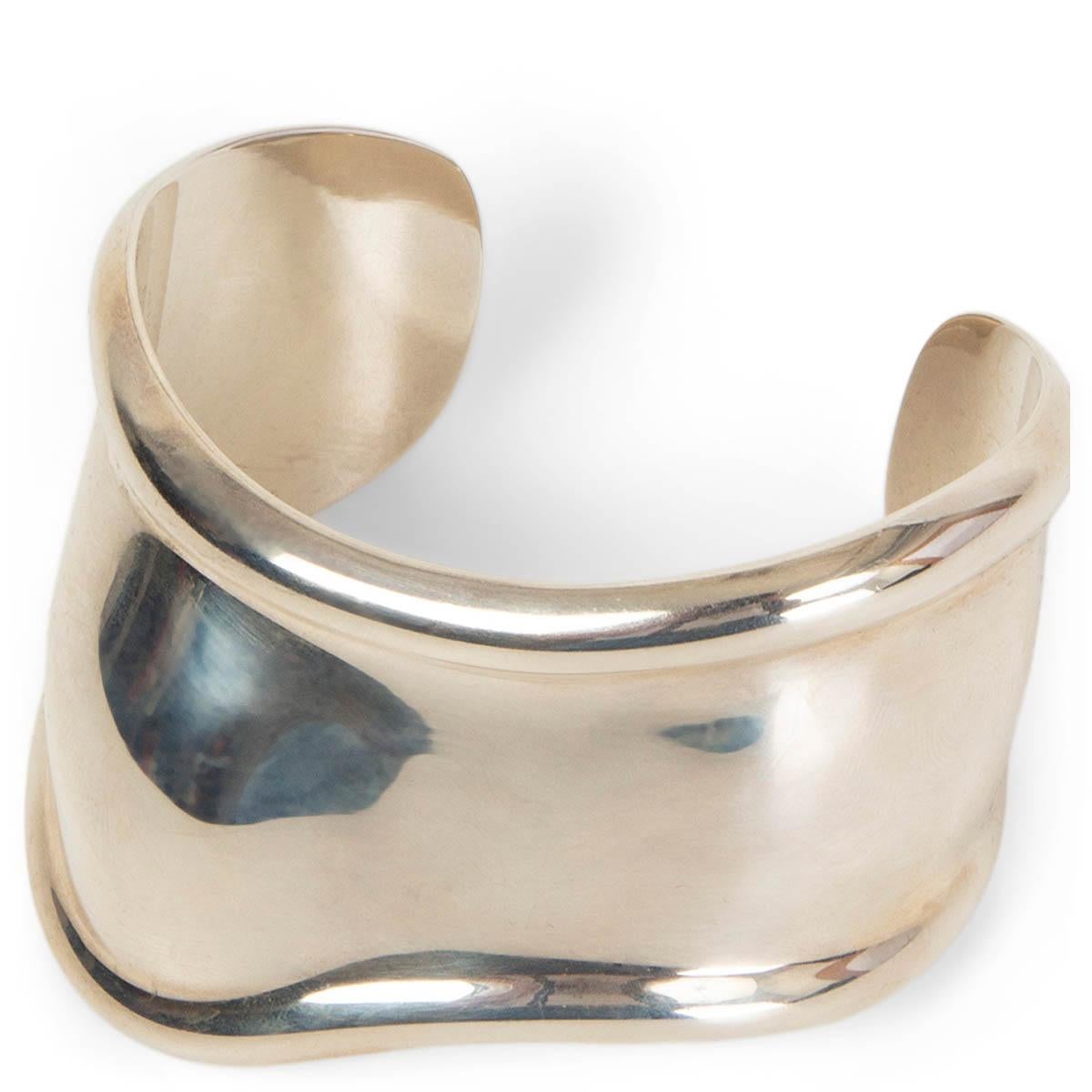 100% authentic Tiffany & Co. Elsa Peretti Small Bone cuff in Sterling Silver. Has been worn with some faint scratches. Overall in excellent condition. 

Measurements
Width	4.3cm (1.7in)
Length	14cm (5.5in)
Circumference	14.5cm
