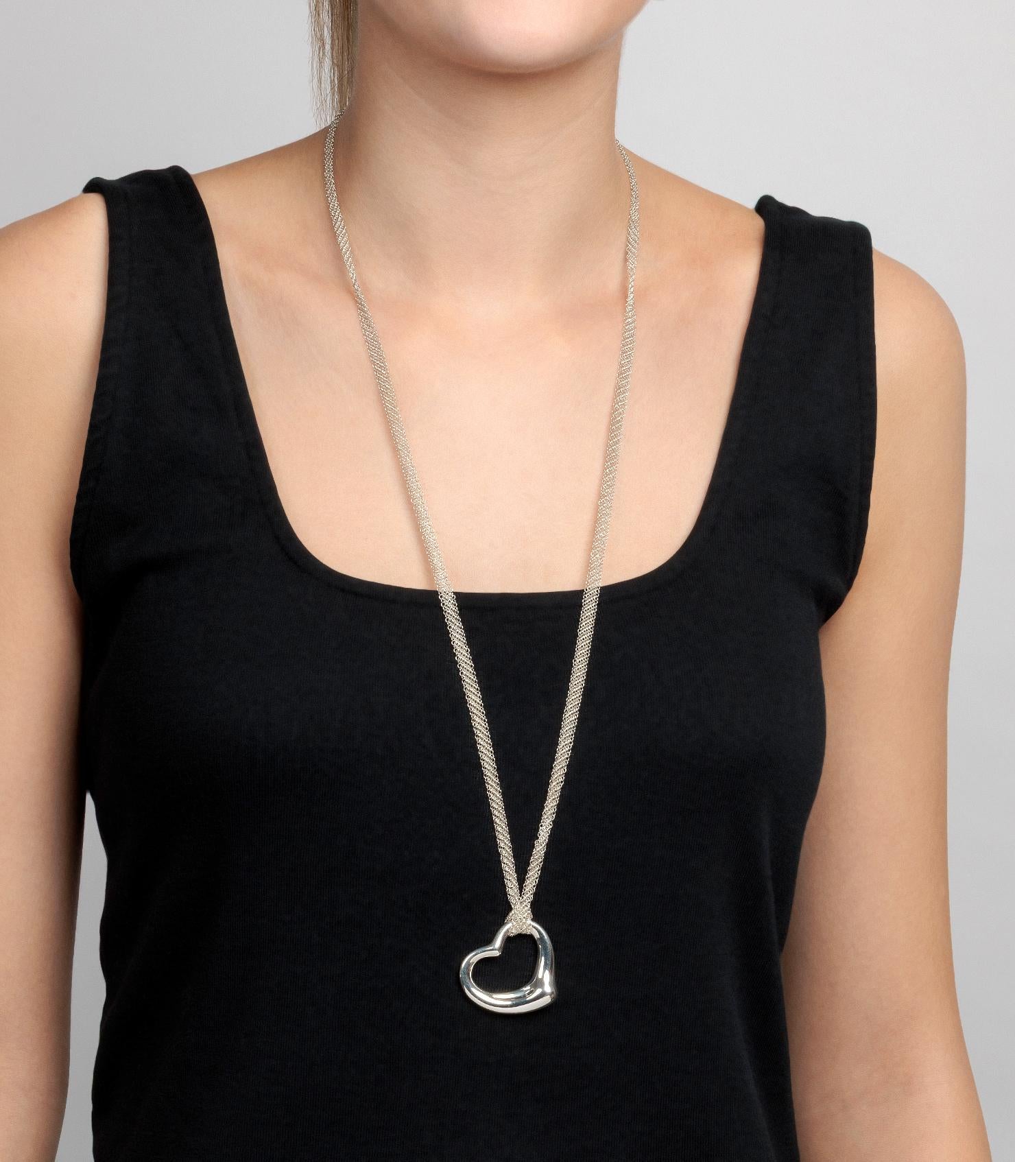 Tiffany & Co. Collana a maglia con cuore aperto Elsa Peretti in argento sterling

Dettagli del prodotto
Xupes Ref: J1526
Marchio: Tiffany & Co.
Model: Collana a rete con cuore aperto
Tipo: Collana
PREZZO DI VENDITA: 1.450 EURO
Materiale(i): argento