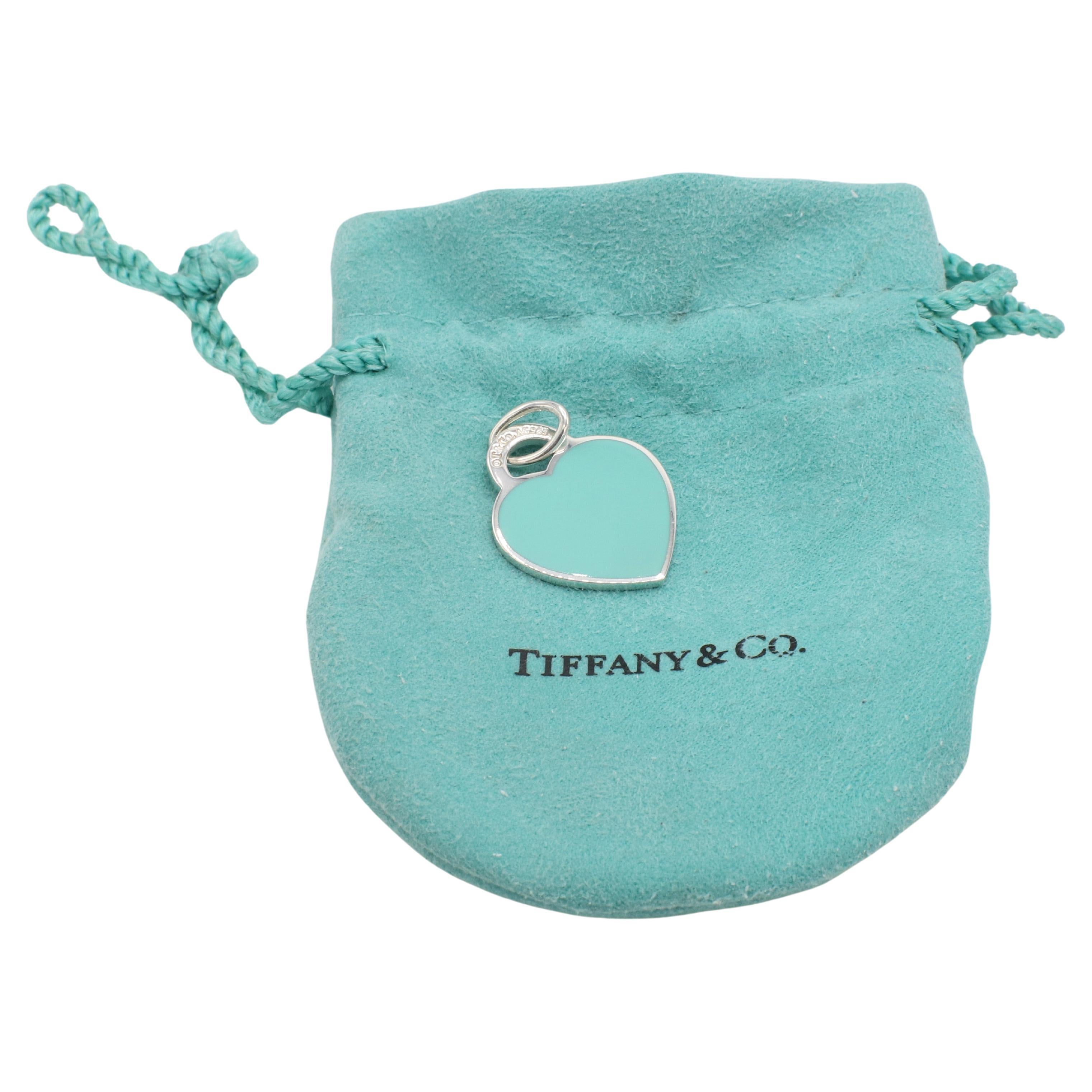 Tiffany & Co. Sterling Silber Emaille Herz Charme Rückkehr zu Tiffany-Anhänger  im Zustand „Hervorragend“ in  Baltimore, MD