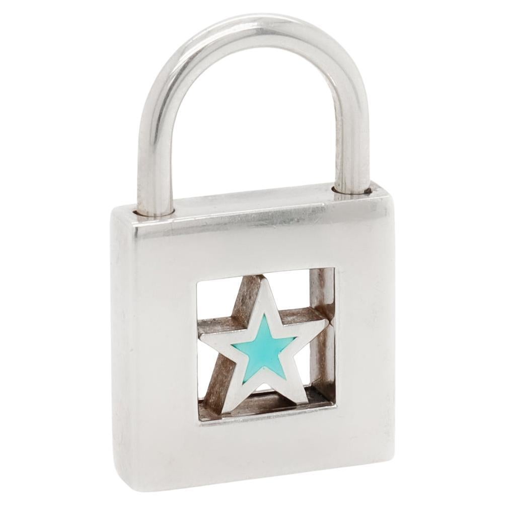 Colgante o dije para collar de Tiffany & Co. con forma de candado en forma de estrella, de plata de ley y esmalte en venta