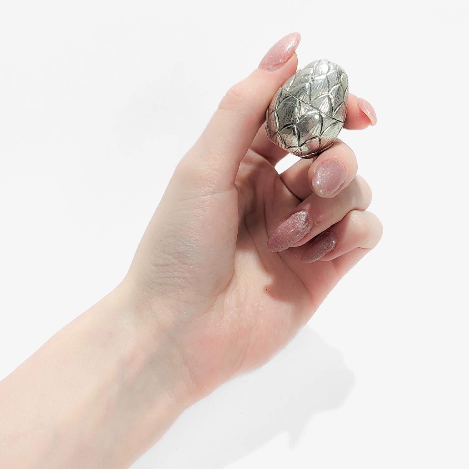 A fine figural vanity box or pill box.

By Tiffany & Co.

In sterling silver.

In the form of an artichoke.

Marked to the base with Tiffany & Co. / Sterling / 925 / Italy.

Simply a great Tiffany box!

Date:
20th Century

Overall Condition:
It is