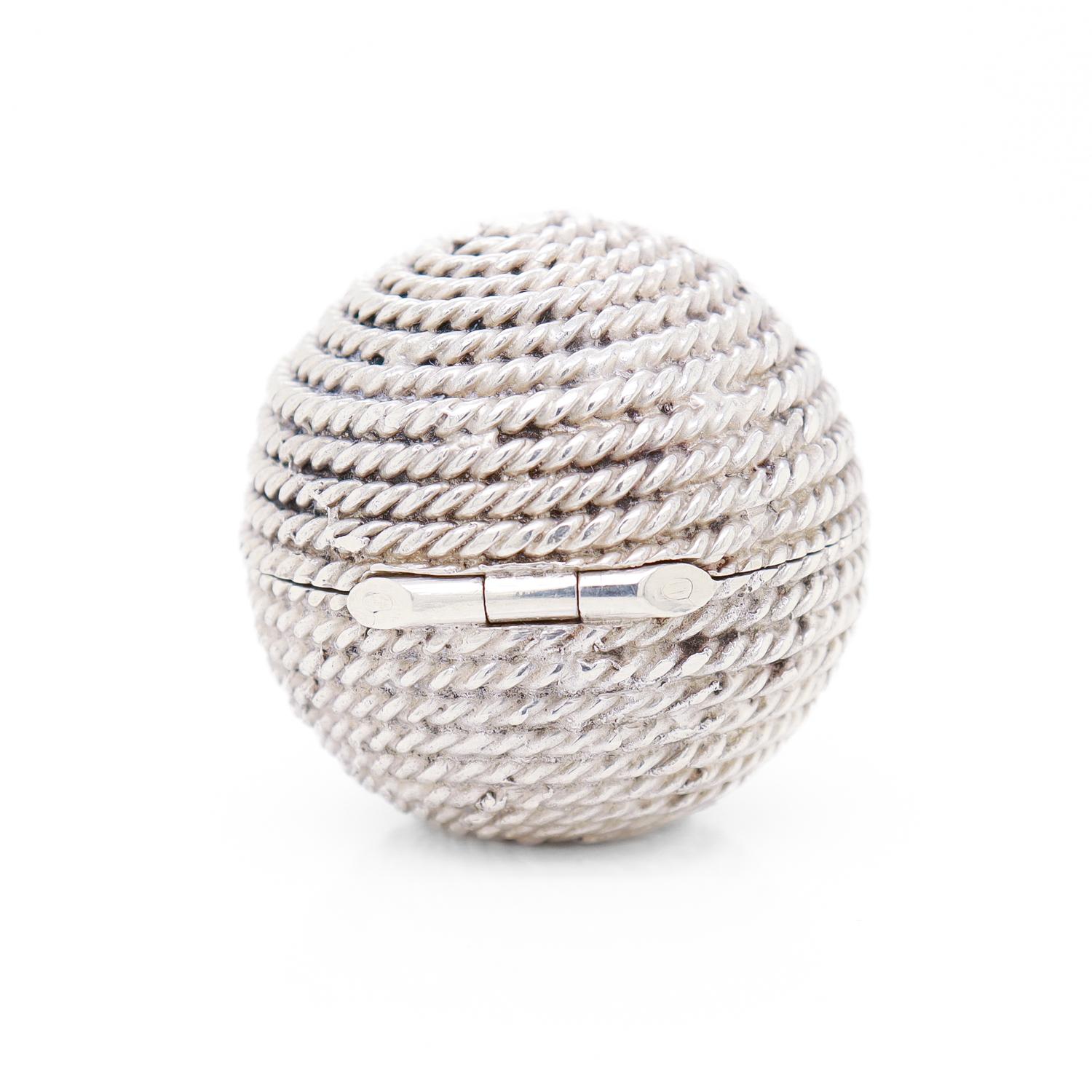 Tiffany & Co. Sterling Silver Figural Ball of Yarn or Coiled Rope Pill Box In Good Condition In Philadelphia, PA