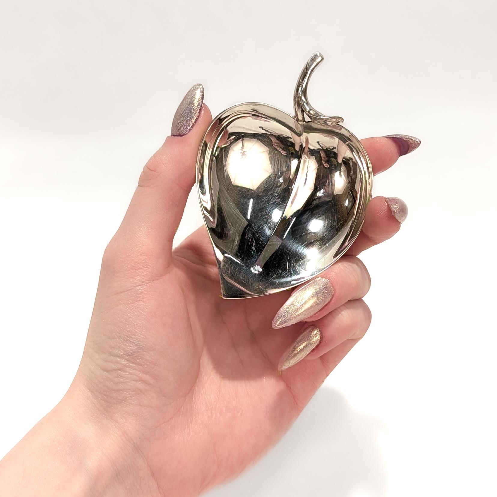 Eine feine signierte Silberschale oder Vide Poche.

Von Tiffany & Co.

Aus Sterlingsilber. 

Muster Nr. 25054.

In Form eines herzförmigen Blattes mit figuralem Stielgriff und einem einzelnen Kugelfuß.

Auf dem Sockel gestempelt.

Einfach