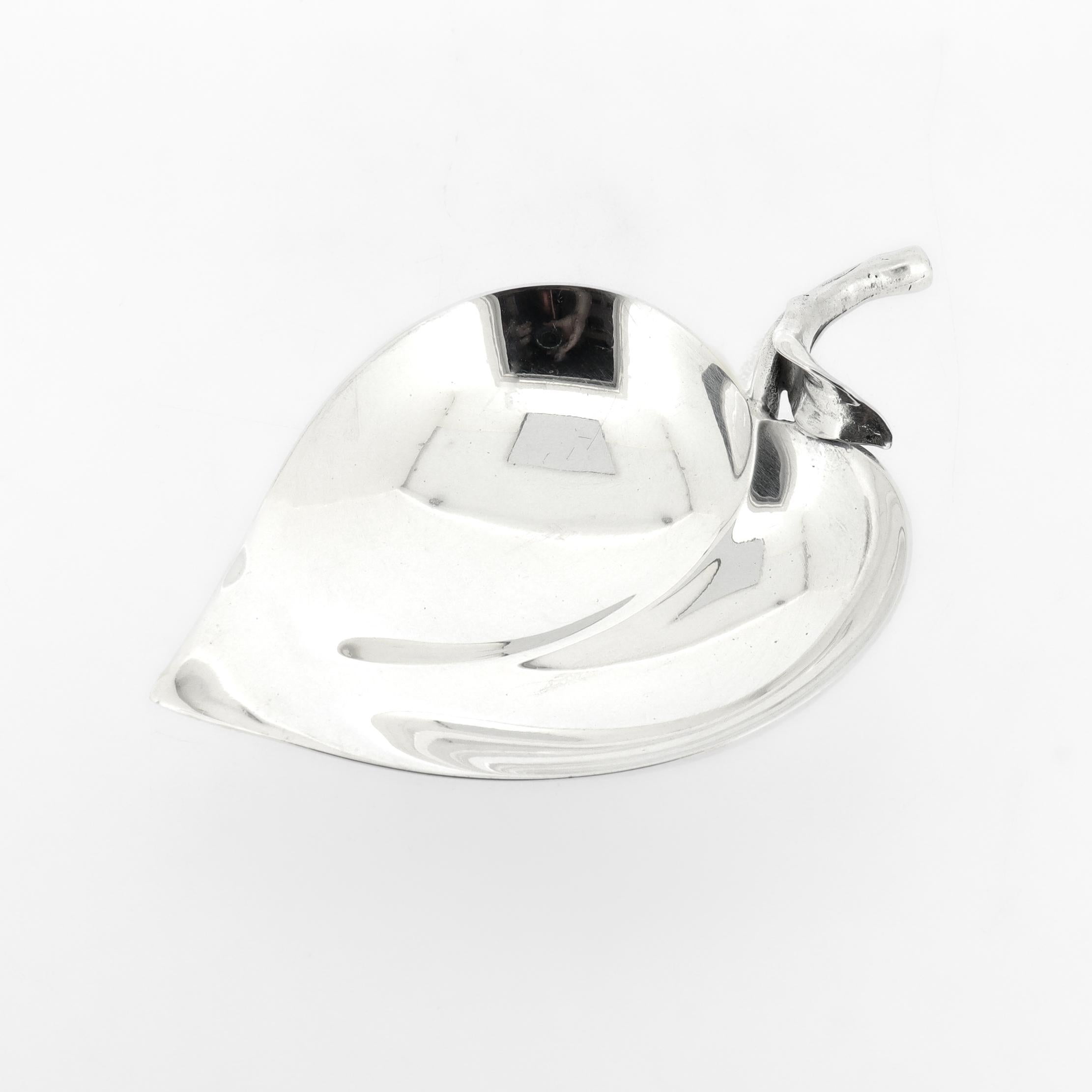 Tiffany & Co. Sterling Silber Figural Leaf Dish oder Vide Poche (20. Jahrhundert) im Angebot