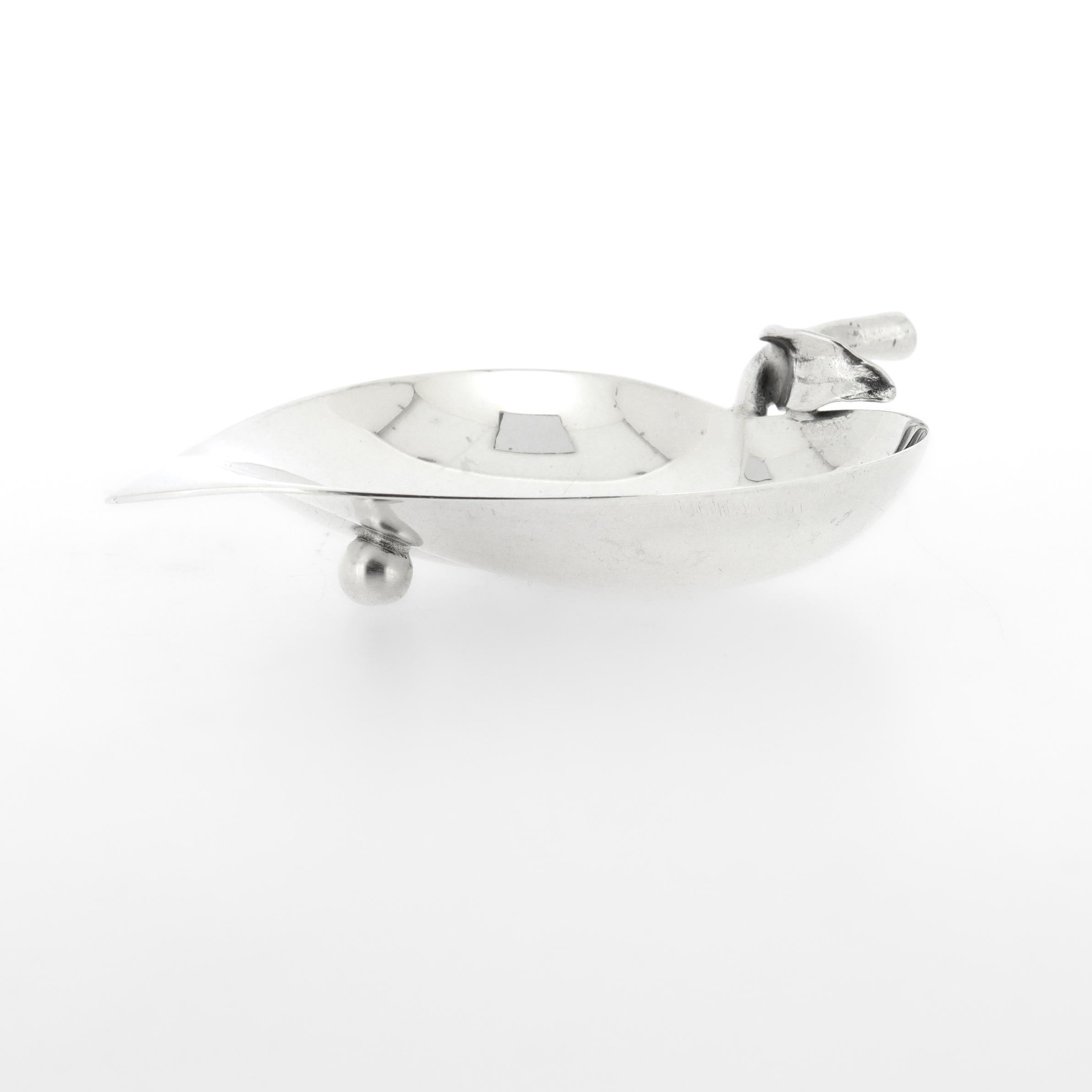 Tiffany & Co. Sterling Silber Figural Leaf Dish oder Vide Poche (Sterlingsilber) im Angebot
