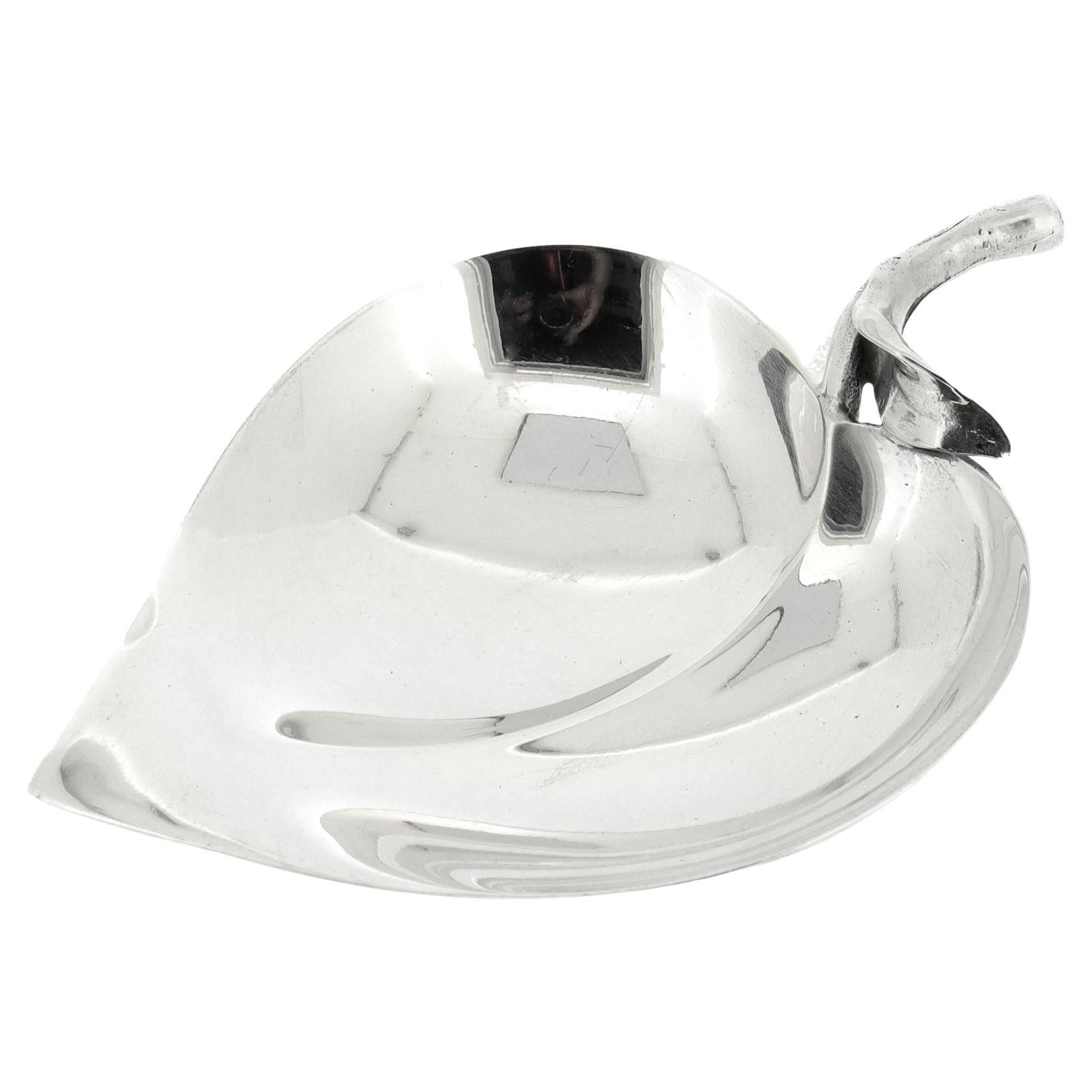 Tiffany & Co. Sterling Silber Figural Leaf Dish oder Vide Poche im Angebot