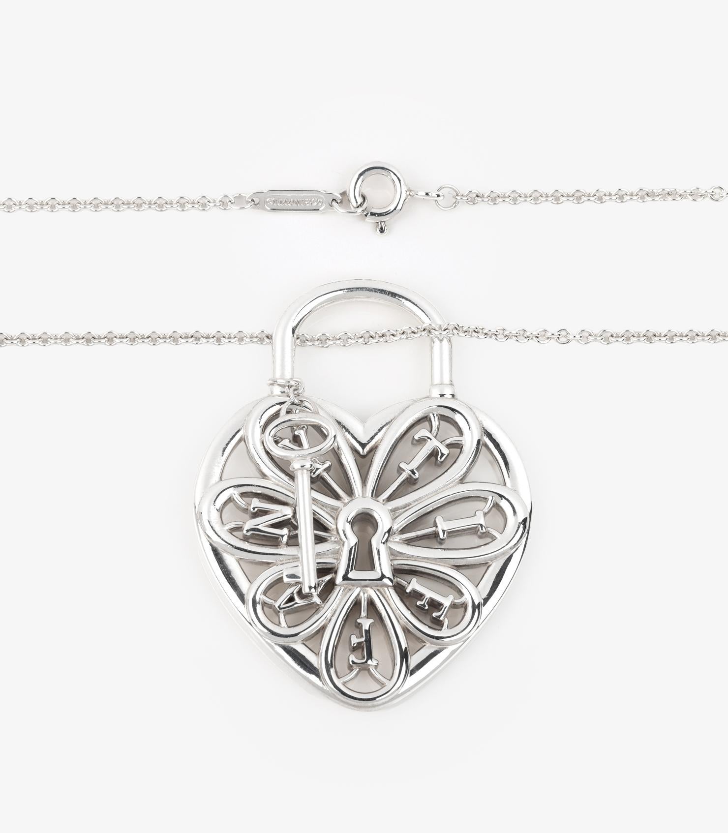 Tiffany & Co. Ciondolo lungo con chiave e lucchetto a forma di cuore in argento filigranato

Dettagli del prodotto
Xupes Ref: J1572
Marchio: Tiffany & Co.
Model: Ciondolo a forma di cuore in filigrana
Tipo: Collana
Materiale(i): argento