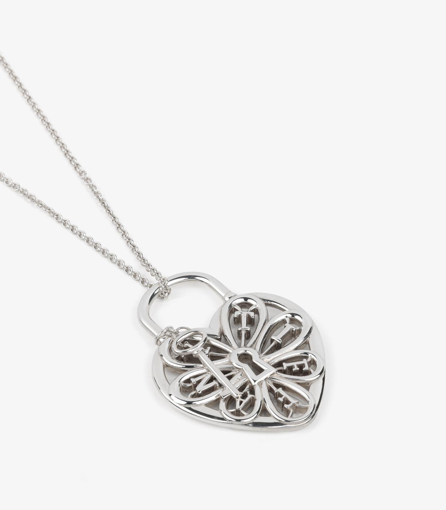Tiffany & Co. Ciondolo lungo con chiave e lucchetto a forma di cuore in argento filigranato In condizioni buone in vendita a Bishop's Stortford, Hertfordshire