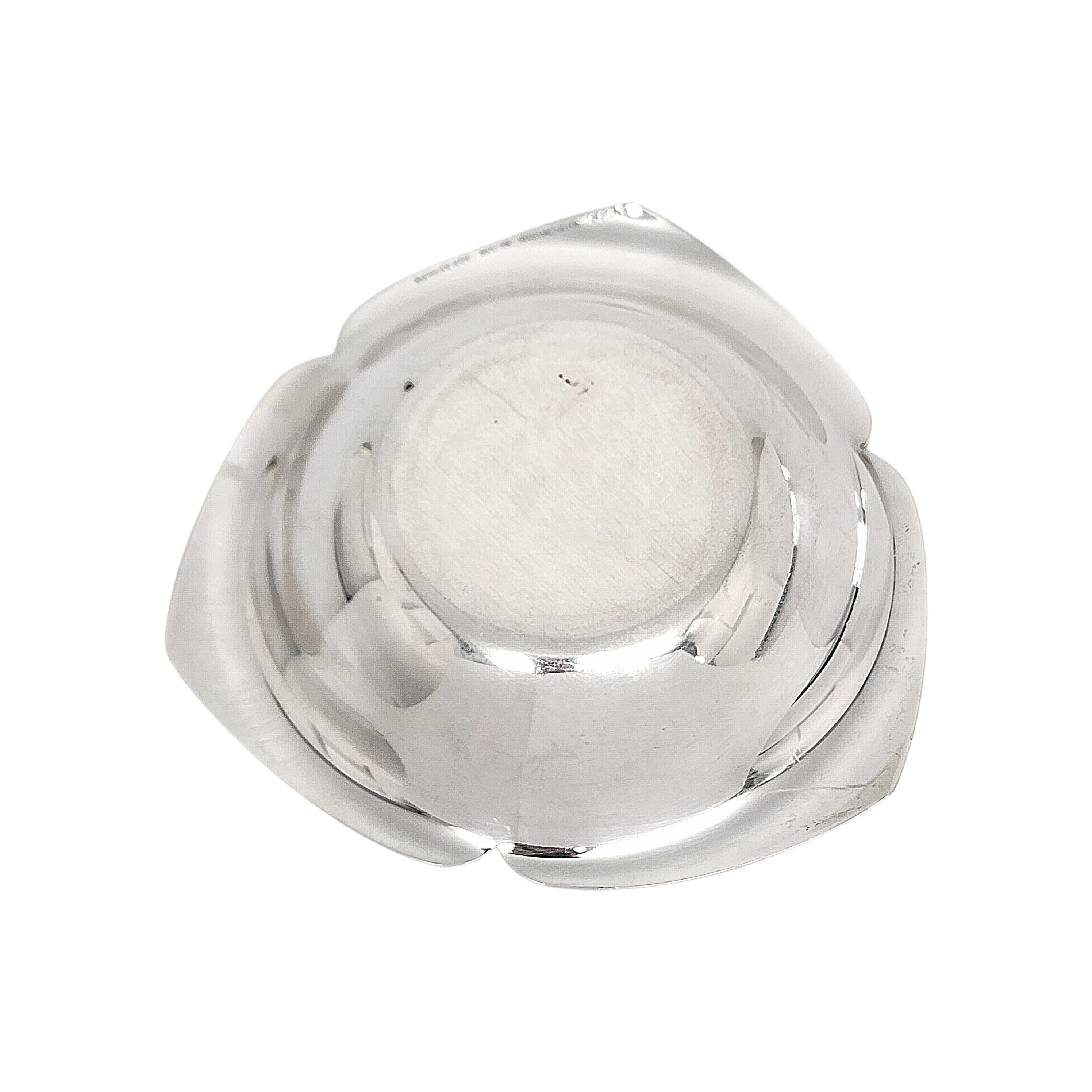 Petit bol à noix en argent Tiffany & Co.

Ce magnifique bol peut être utilisé pour les noix ou les bonbons. Ce bol présente un design en forme de trèfle, des lignes simples avec des pointes arrondies et des bords inférieurs légèrement incurvés. La