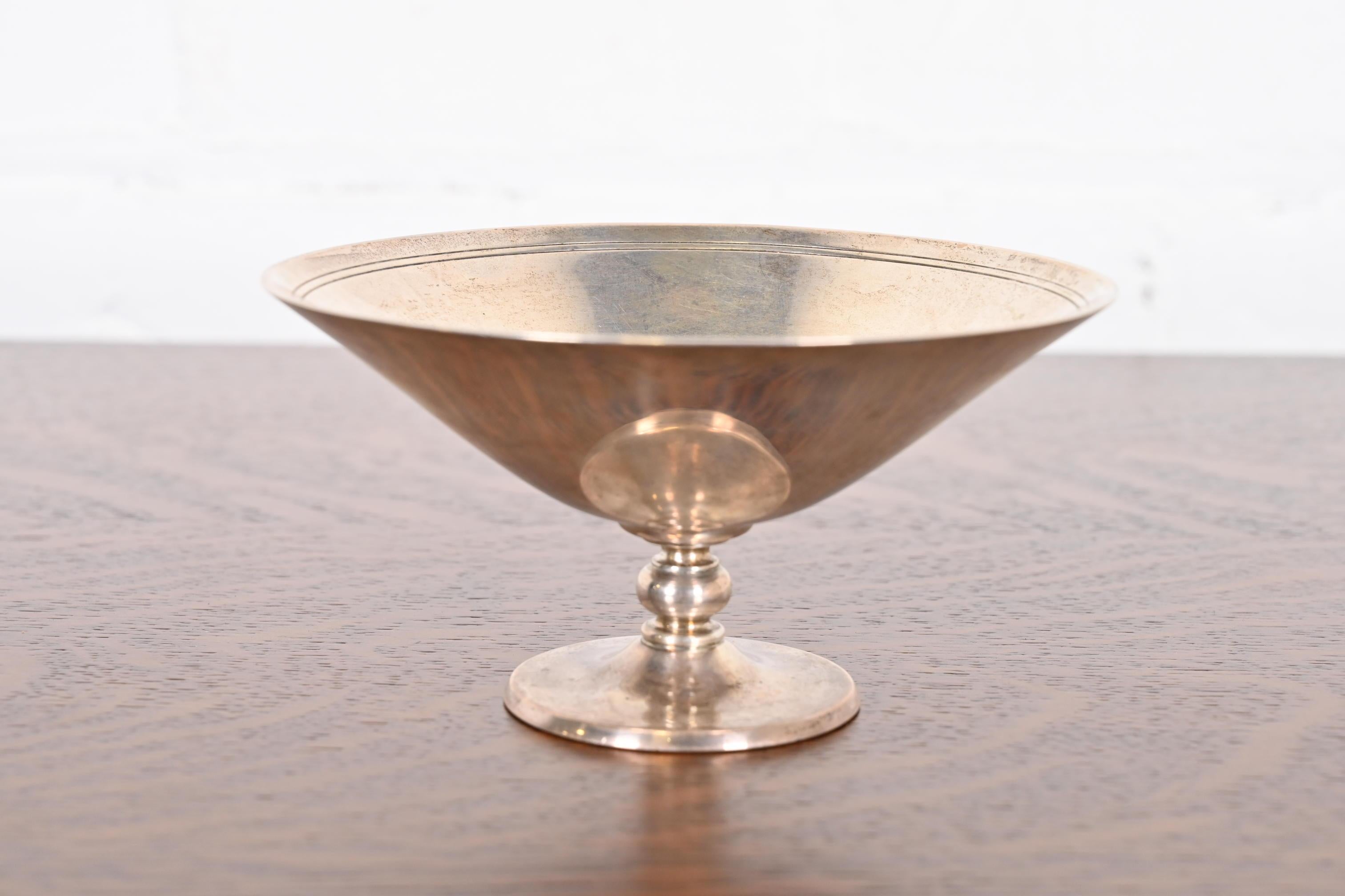 A gorgeous antique Art Deco period sterling silver footed bowl or compote dish

By Tiffany & Co. (signed to the underside)

USA, Circa Early 20th Century

Measures: 5.5