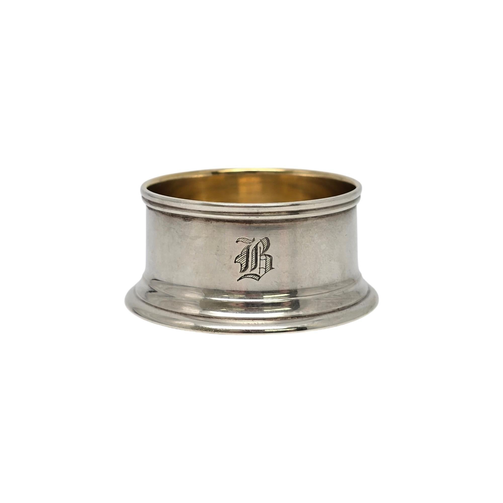 Salzstreuer von Tiffany & Co aus Sterlingsilber mit Goldauflage und Monogramm.

Monogram scheint B zu sein (siehe Fotos).

Diese kleine Schale steht auf einem gestuften Sockel und hat eine glatte, polierte Oberfläche mit einer goldfarbenen