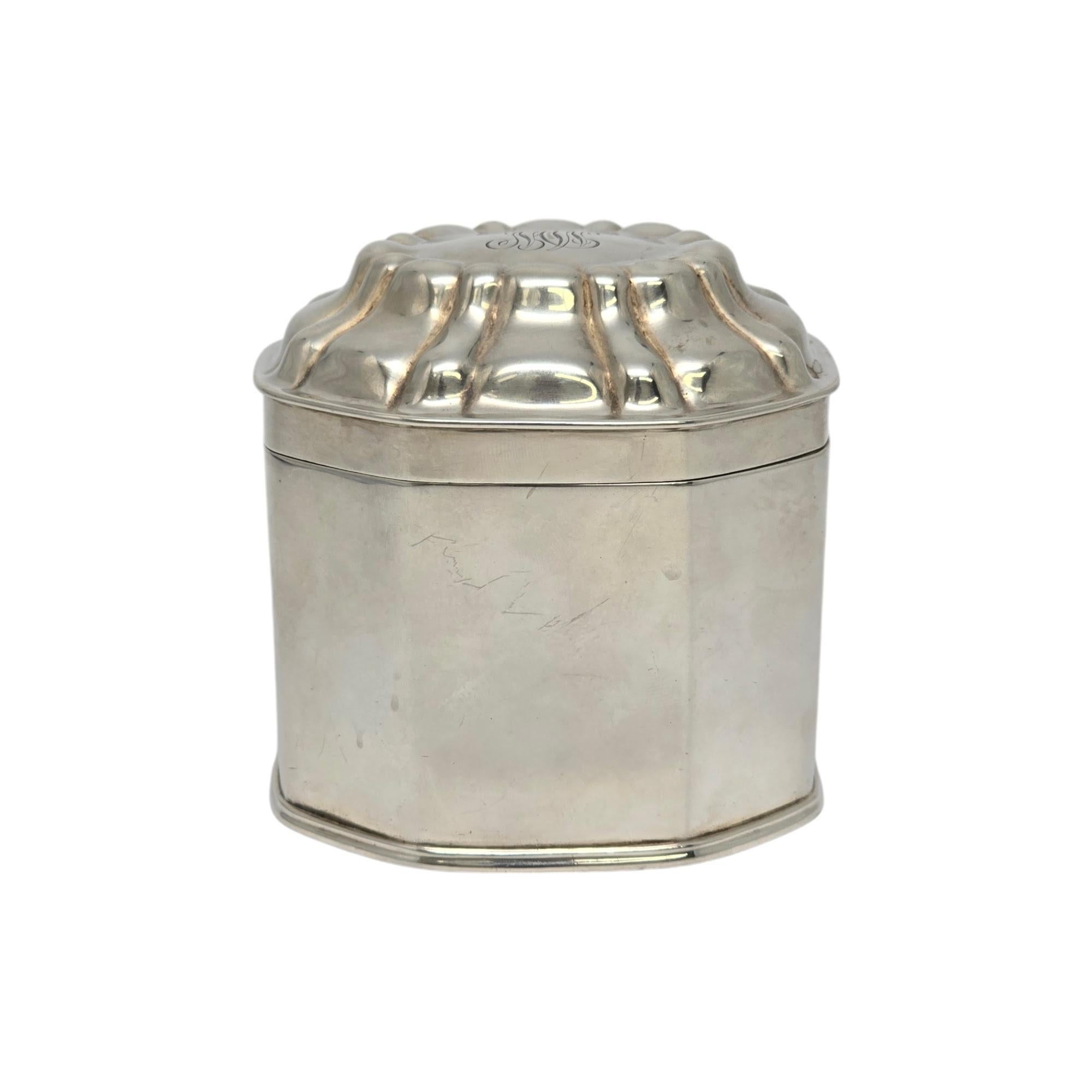 Caja para té con interior de plata de ley bañada en oro de Tiffany & Co. con monograma.

El monograma parece ser MW en la tapa, también grabado 1907 en la parte inferior (ver fotos).

Esta caja con tapa abatible tiene 8 caras y presenta un acabado