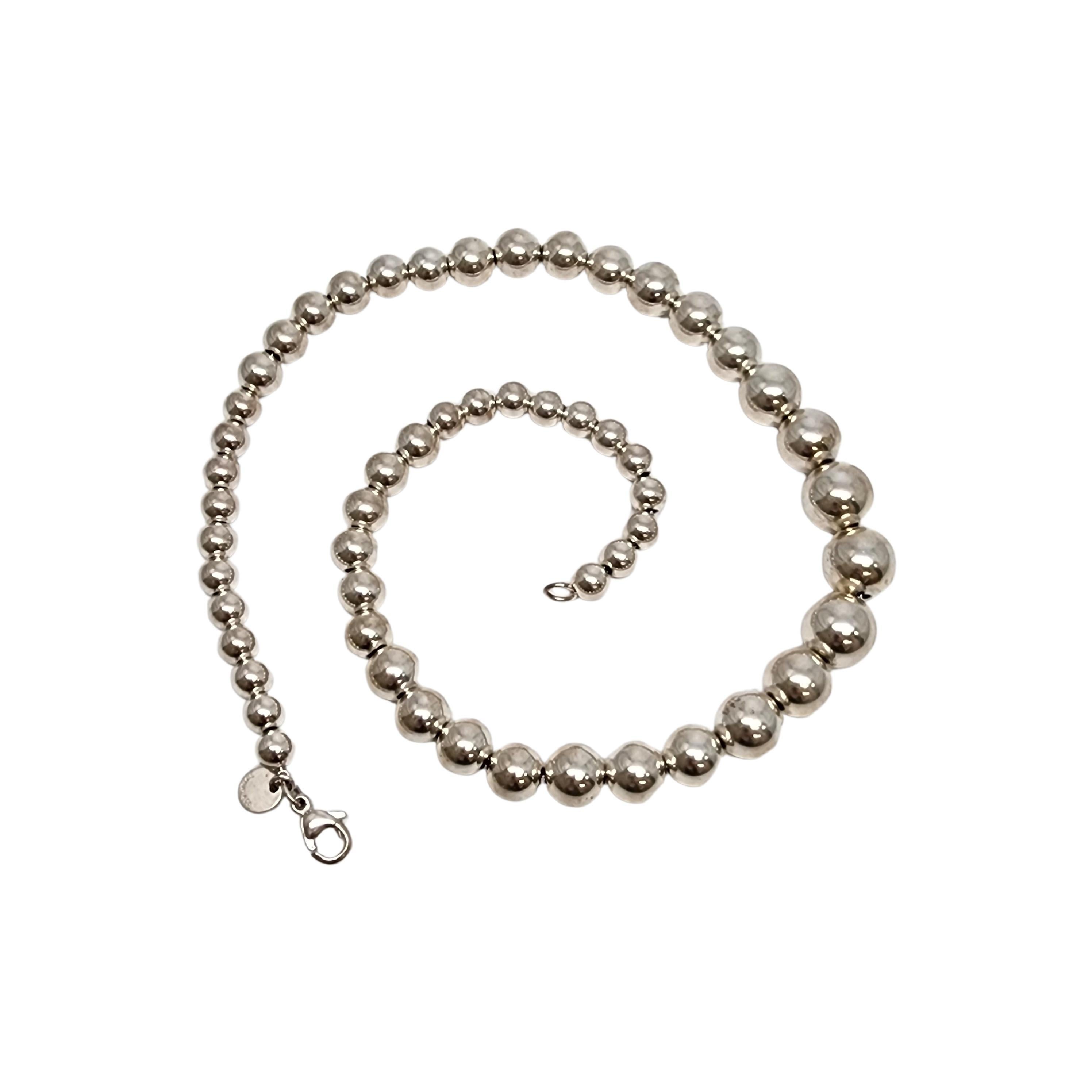 Collier de perles graduées en argent sterling de Tiffany & Co.

Authentique bracelet Tiffany composé de perles en argent sterling plus larges au milieu et plus petites vers les extrémités. La pochette et la boîte Tiffany ne sont pas incluses.

Les