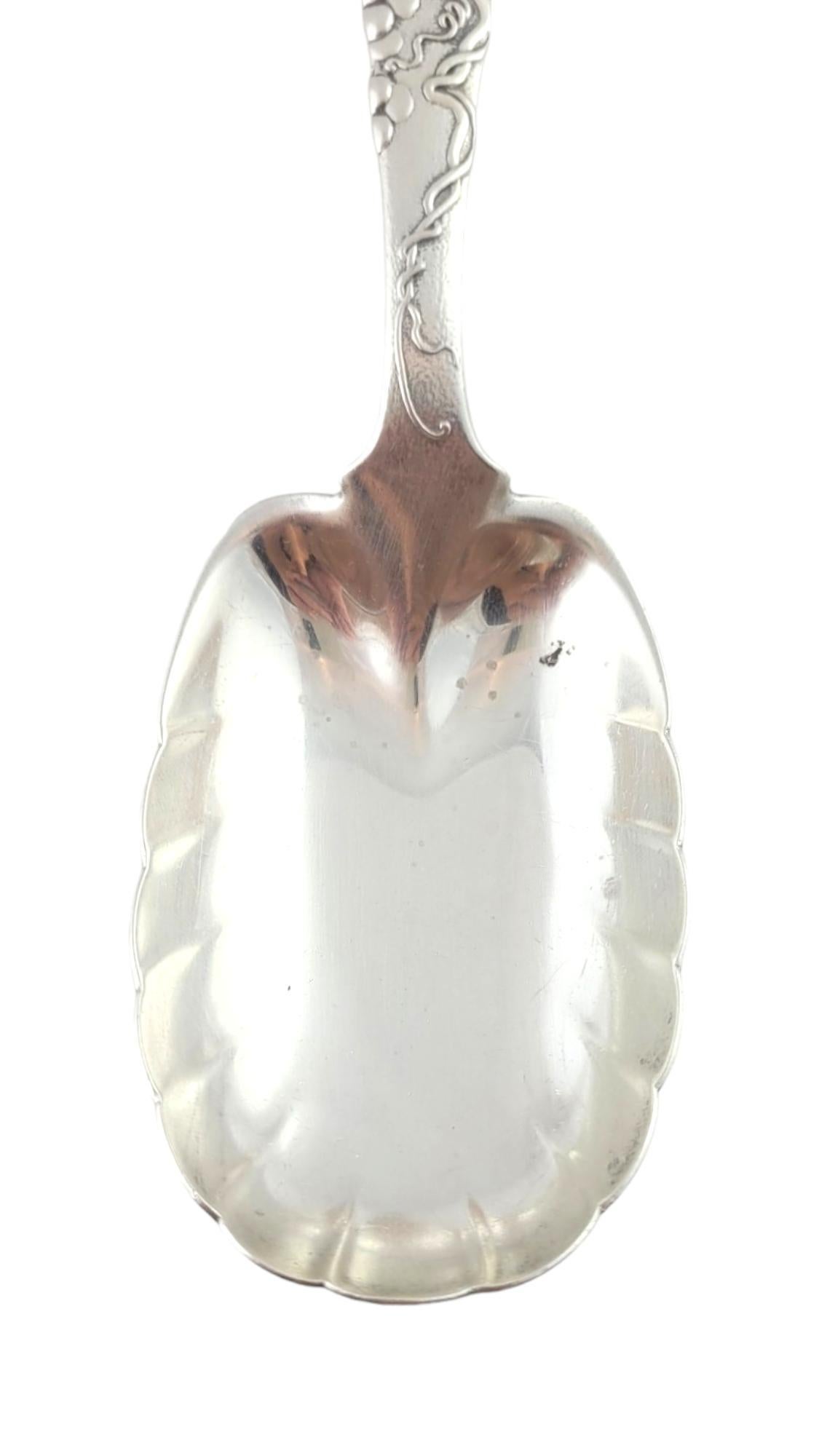 Tiffany & Co. Cucchiaio da conserva grande in argento Sterling Grape Vine #18041 In condizioni buone in vendita a Washington Depot, CT