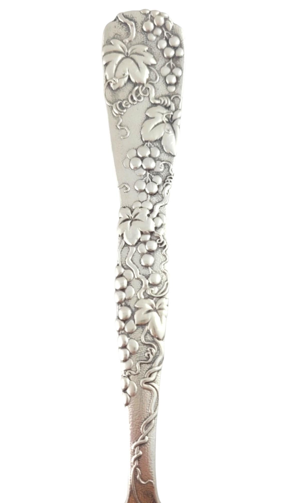 Donna Tiffany & Co. Cucchiaio da conserva grande in argento Sterling Grape Vine #18041 in vendita