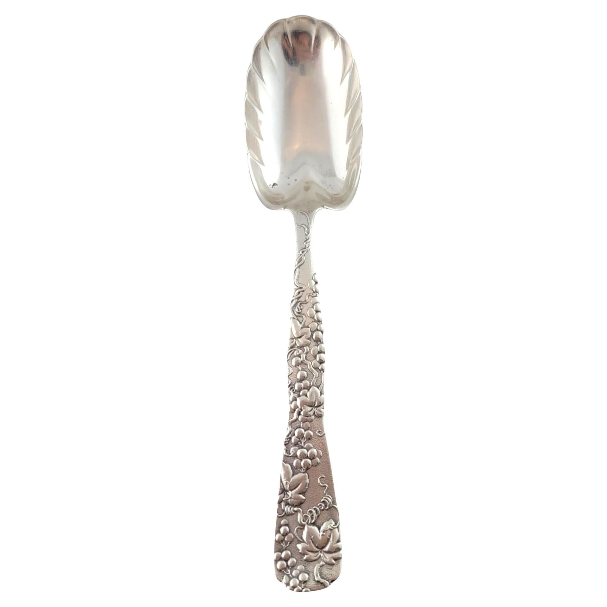 Tiffany & Co. Cucchiaio da conserva grande in argento Sterling Grape Vine #18041