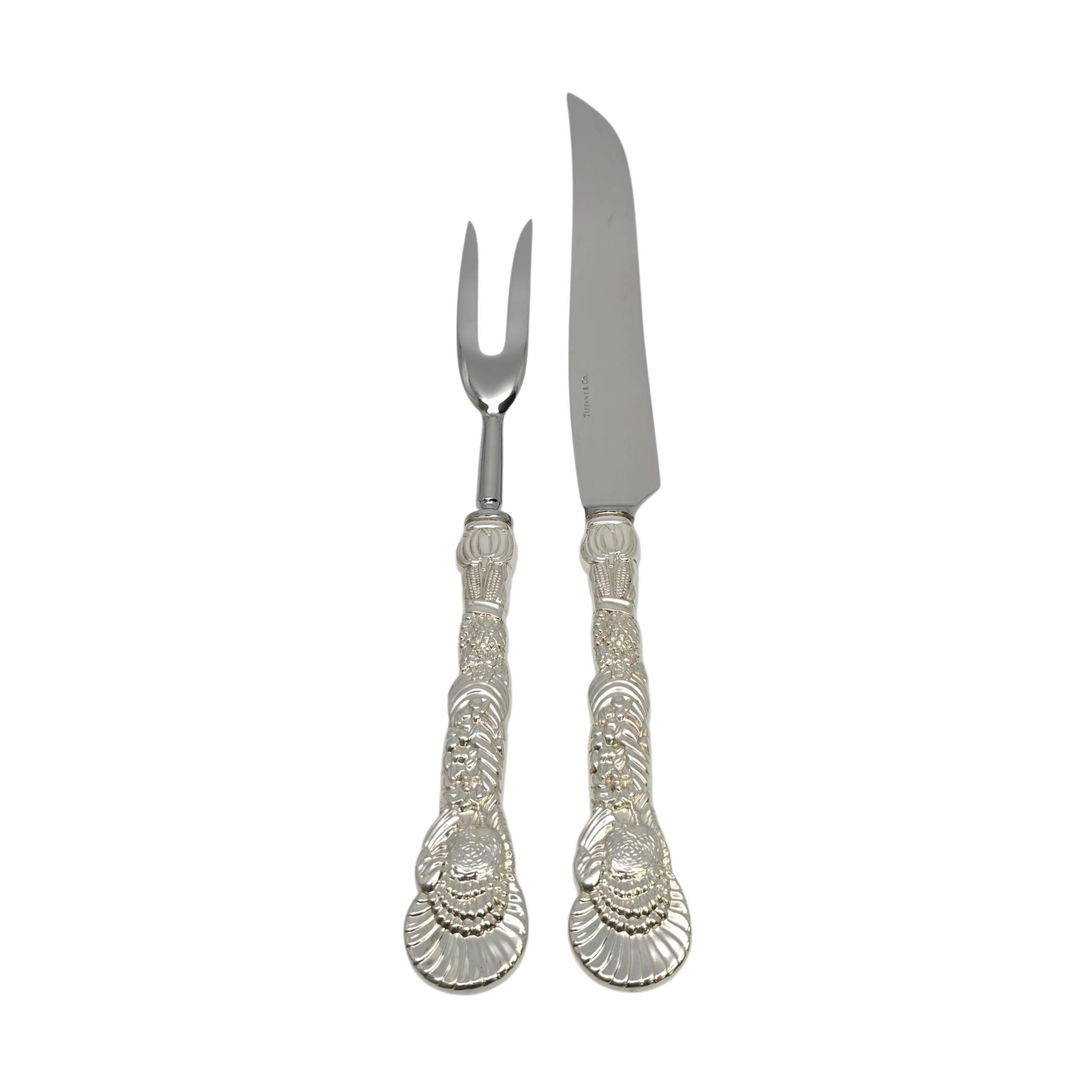 Set di coltelli e forchette da intaglio con manico in argento Tiffany & Co.

Un set da intaglio di 2 pezzi, che include una forchetta e un coltello con un tacchino in cima e mais e zucca alla base di ogni manico, con lama e rebbi inossidabili,