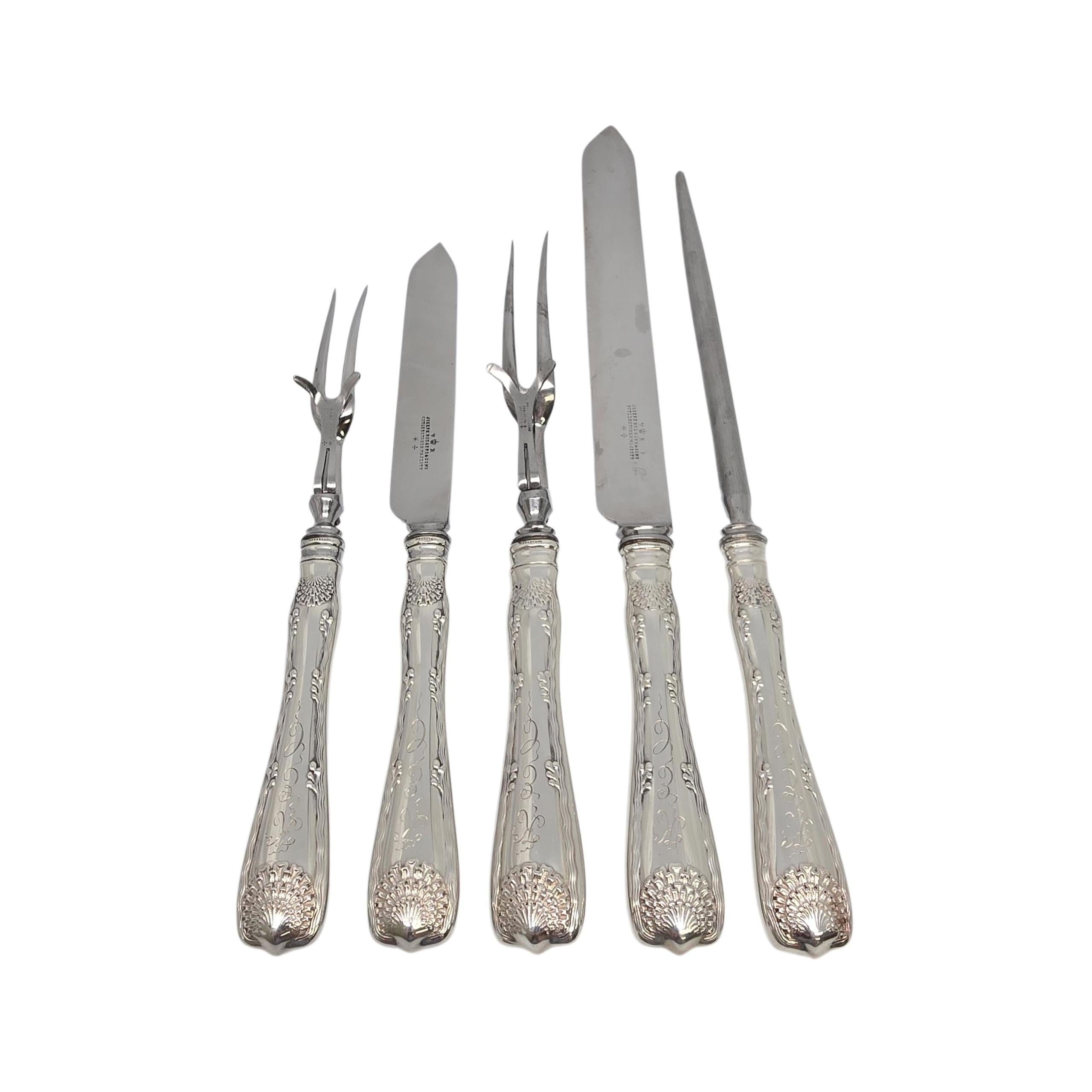 Tiffany & Co. Set arrosto e da intaglio in argento 925 con manico e bordo ad onda con Monogram

Il Monogram sembra essere KEC

Il motivo Wave Edge è un motivo marino disegnato da Charles T. Grosjean. Questo set da 5 pezzi per arrosto e intaglio