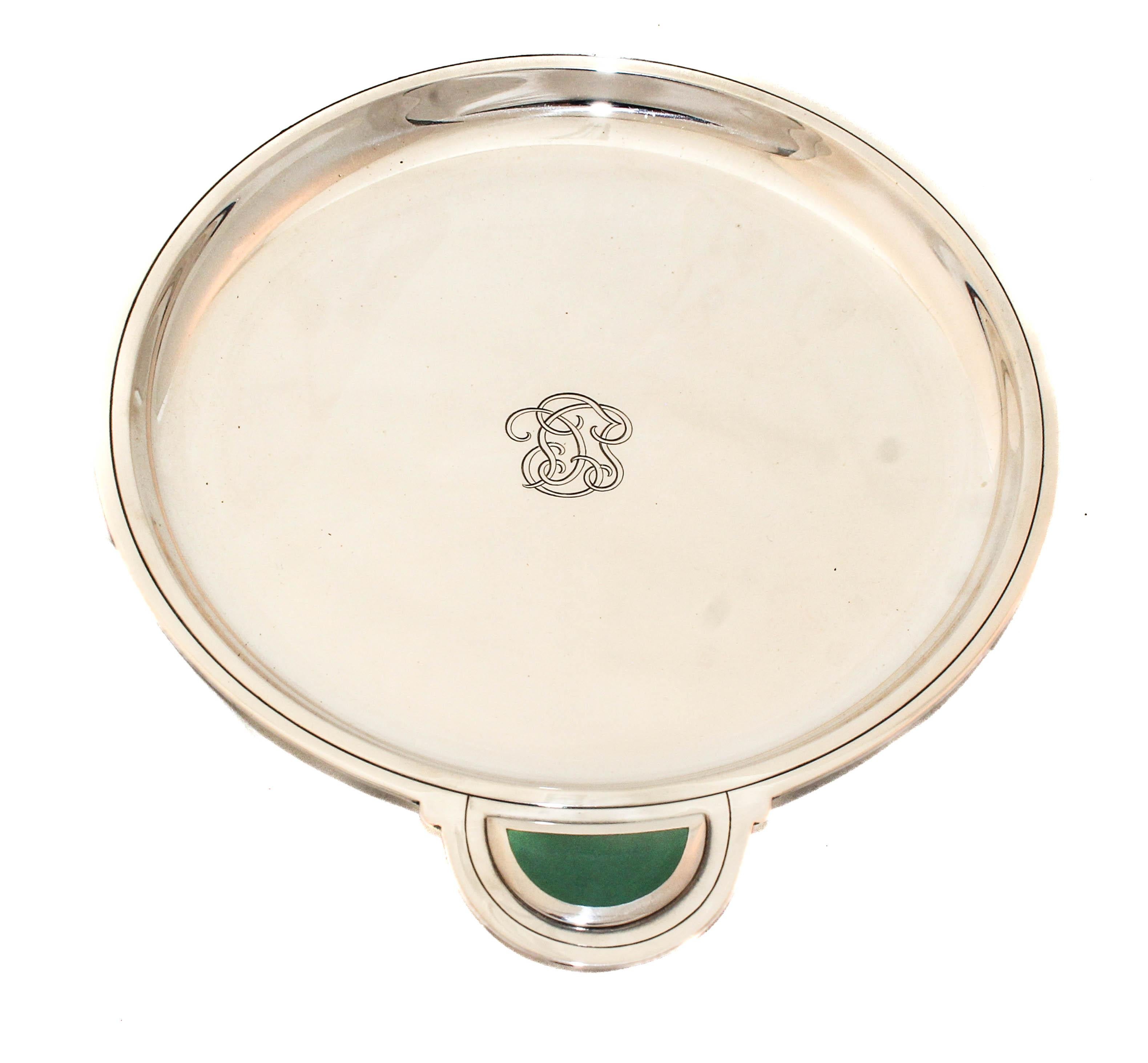 Un raro ed eccezionale piatto con manico in argento sterling di Tiffany & Co. risalente alla fine del XIX secolo e realizzato sotto la direzione di Edward C. Moore, il rinomato capo argentiere di Tiffany. Questo elegante pezzo da portata misura