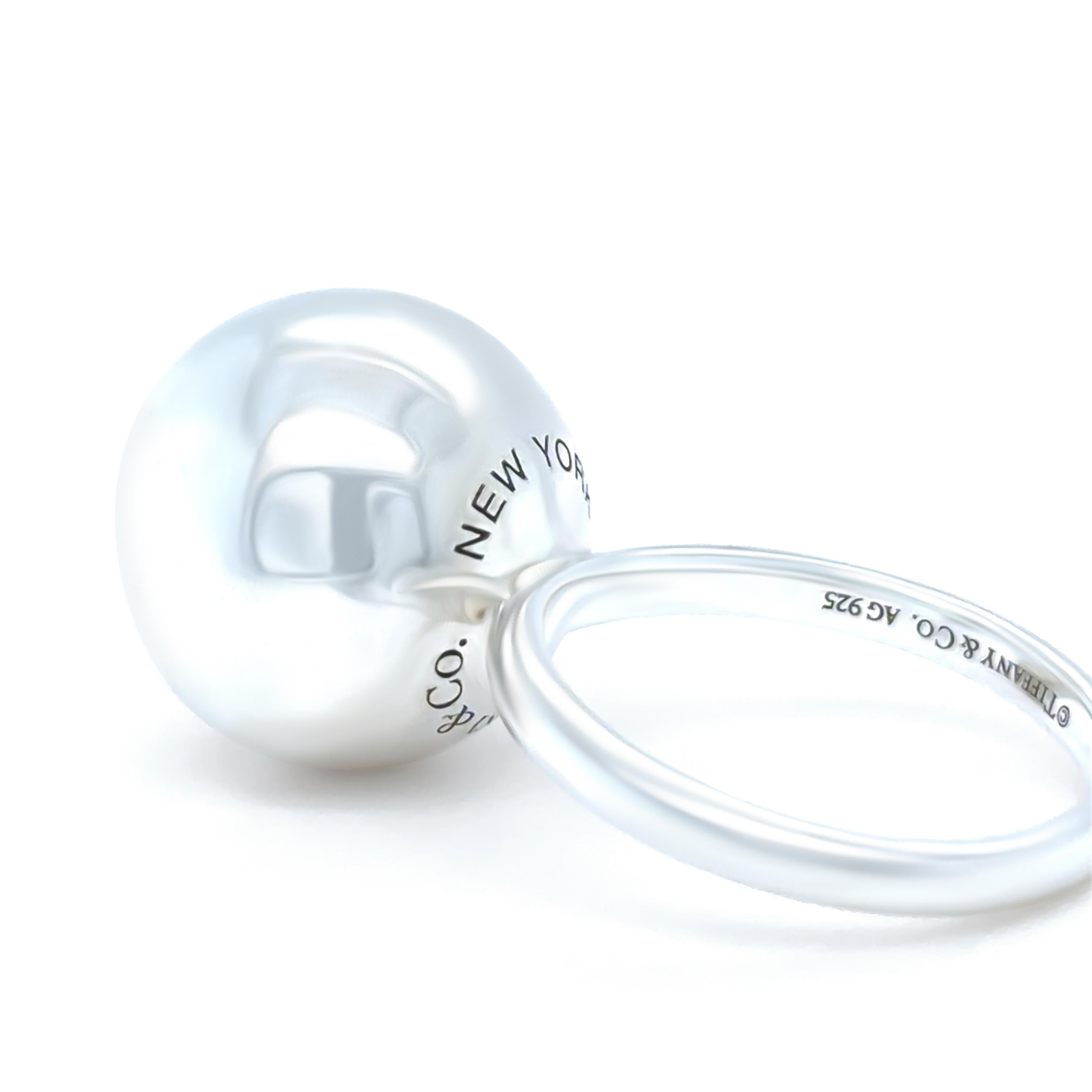 Ein kühnes und modernes Stück aus der HardWear-Kollektion von Tiffany & Co. Dieser Kugelring aus Sterlingsilber zeigt das charakteristische, von der Industrie inspirierte Design der Marke. Der aus poliertem 925er Sterlingsilber gefertigte Ring
