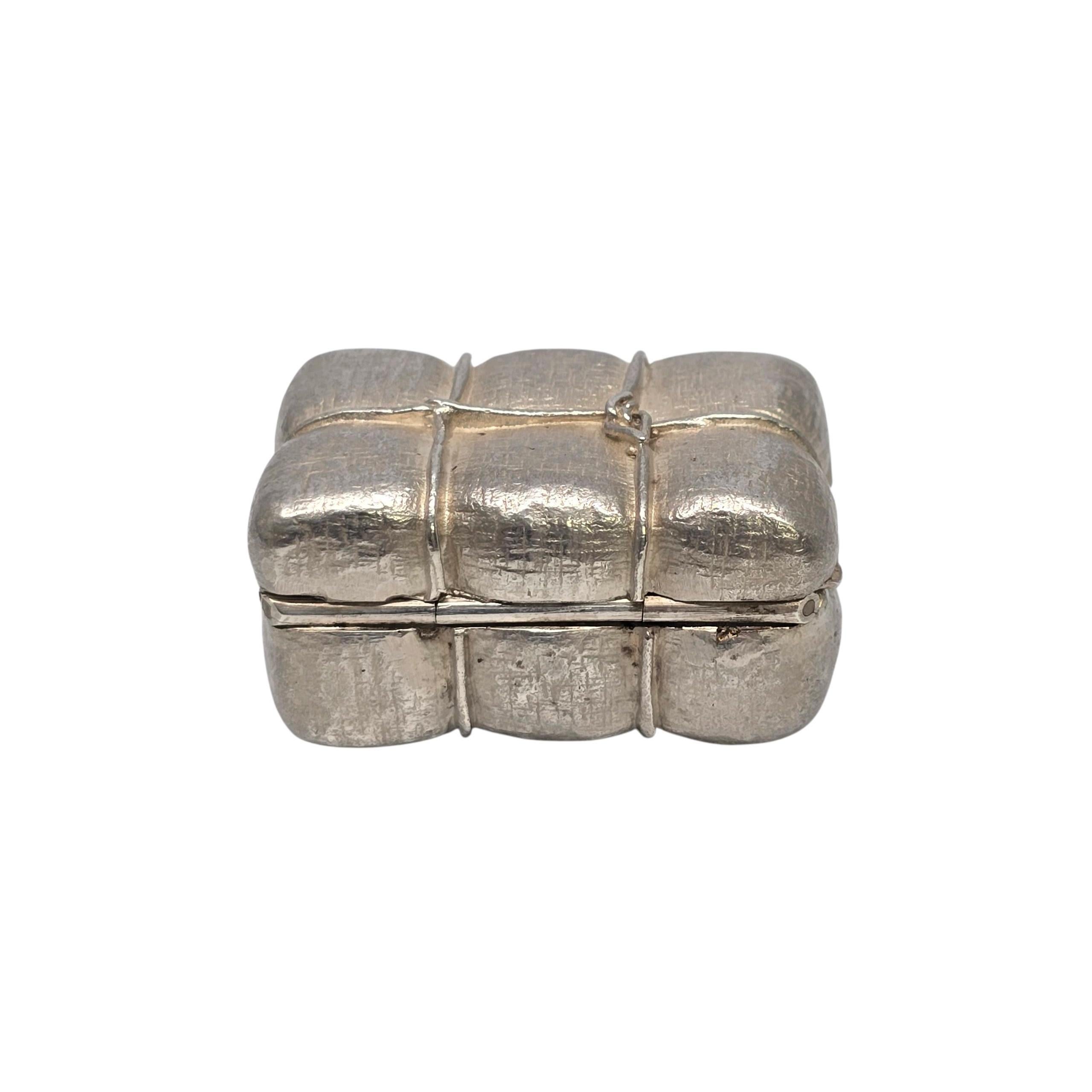 Tiffany & Co sterling silver Hay Bale Pill or Trinket Box

Small box for trinkets or pills by maker Guido Galbiati for Tiffany & Co in Italy. Tiffany & Co box and pouch are not included.

Weighs approx 56.0g, 36.0dwt

Measures approx 1 1/2