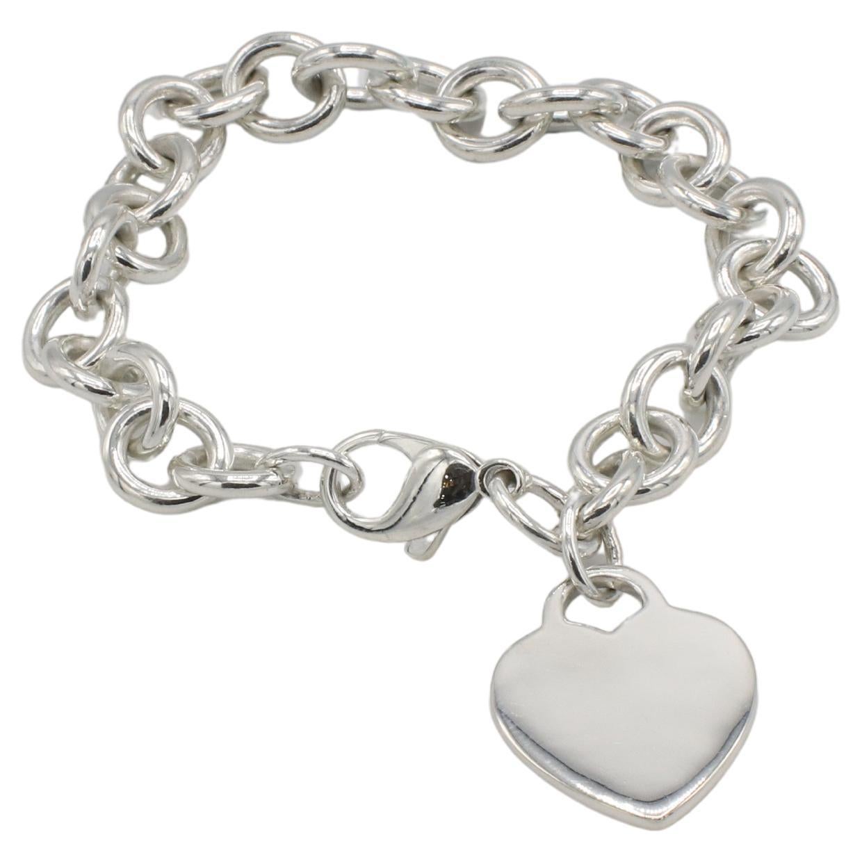 Tiffany & Co. Bracciale a catena A Link in argento sterling con charm a forma di cuore 
Metallo: Argento Sterling 925
Peso: 34.8 grammi
A Link: 10 x 11 mm
Lunghezza: 7 pollici
Firmato: Tiffany & Co. 925
LT F35000605