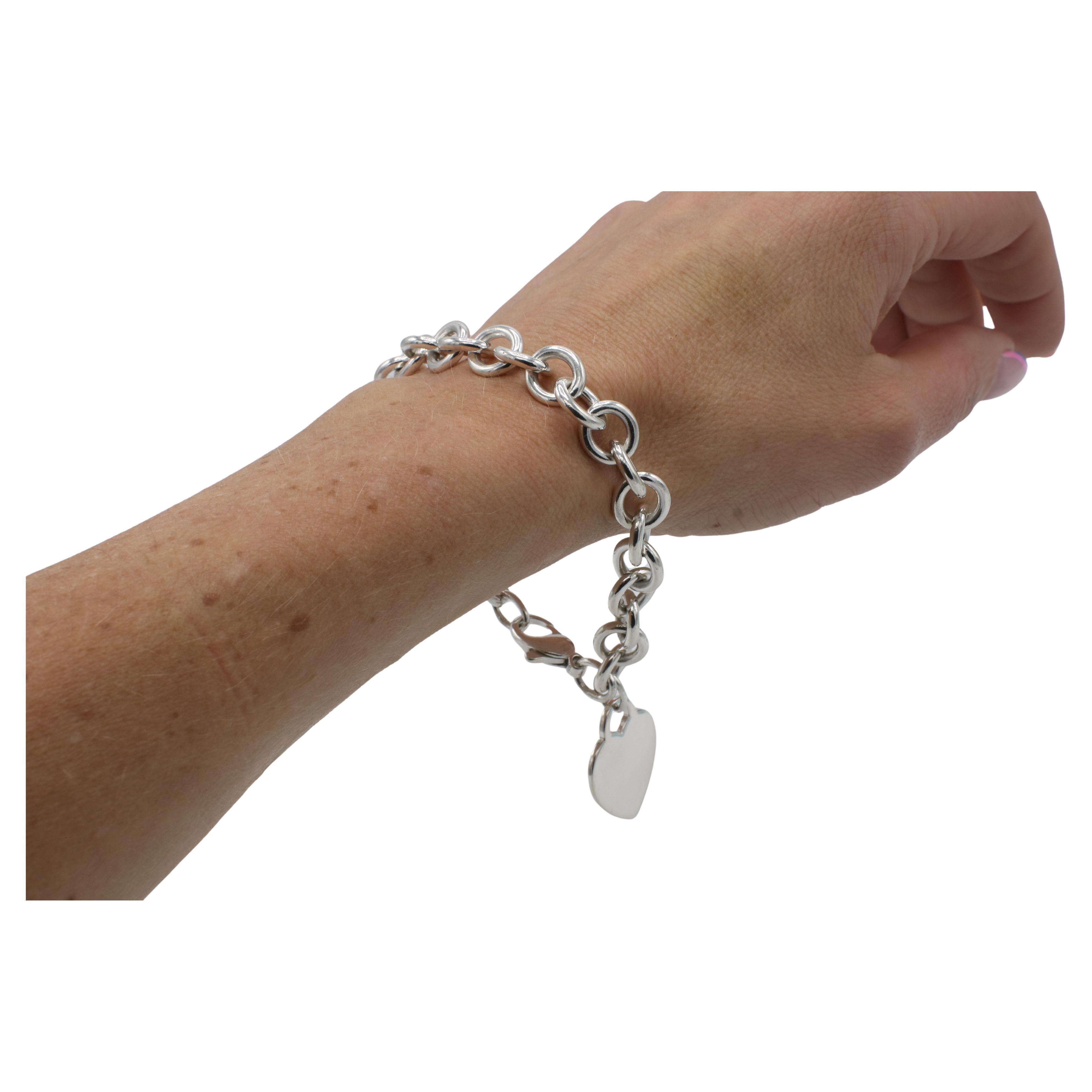 Moderno Tiffany & Co. Bracciale a catena A Link in argento sterling con charm a forma di cuore in vendita