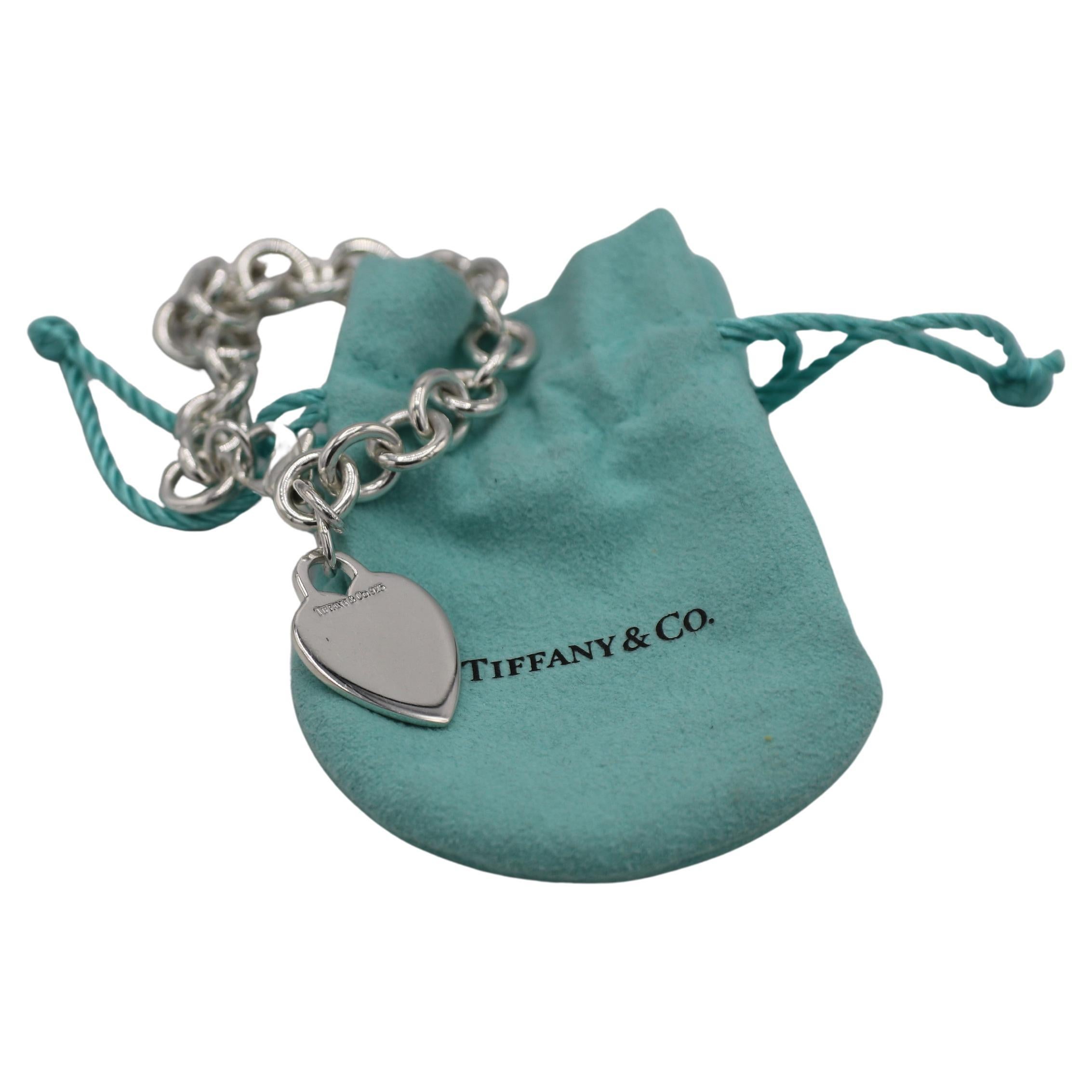 Tiffany & Co. Bracciale a catena A Link in argento sterling con charm a forma di cuore In condizioni ottime in vendita a  Baltimore, MD