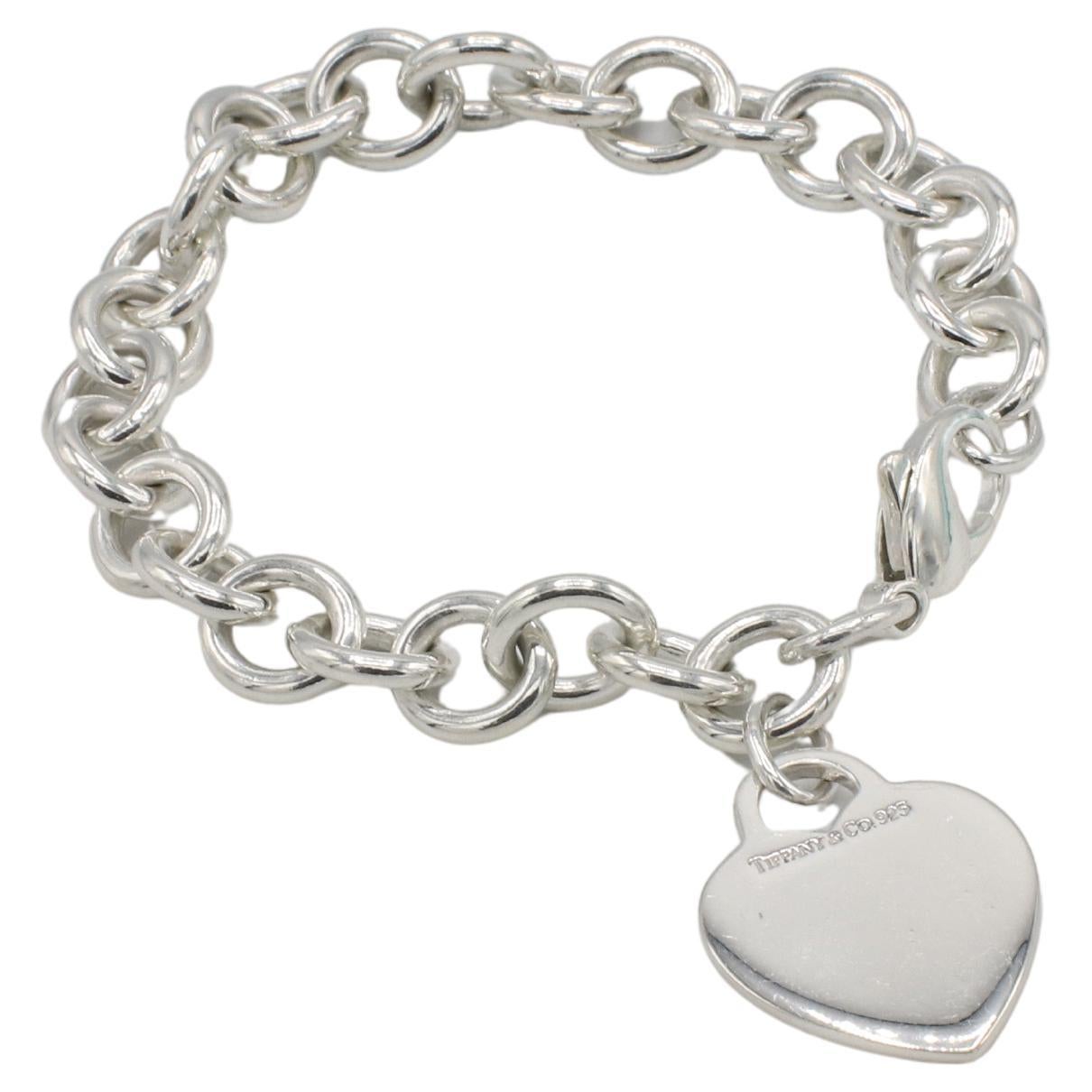 Tiffany & Co. Bracciale a catena A Link in argento sterling con charm a forma di cuore in vendita