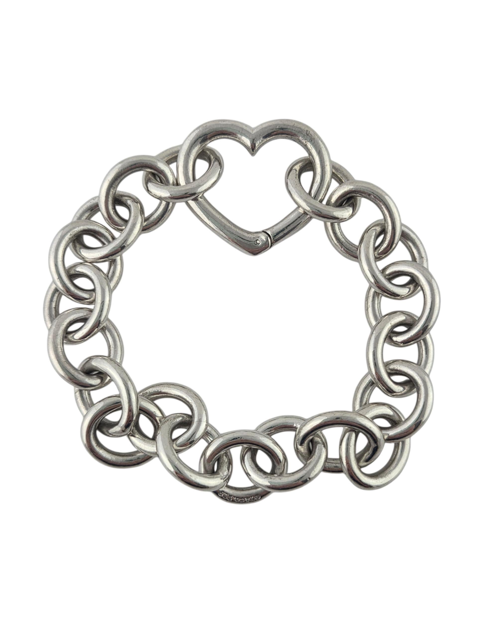 Tiffany & Co. Bracciale con chiusura a cuore in argento 925

Classico e affascinante, questo bracciale con chiusura a cuore Tiffany Sterling presenta le maglie lucide tipiche del marchio e un'elegante chiusura a forma di cuore. Un design senza tempo