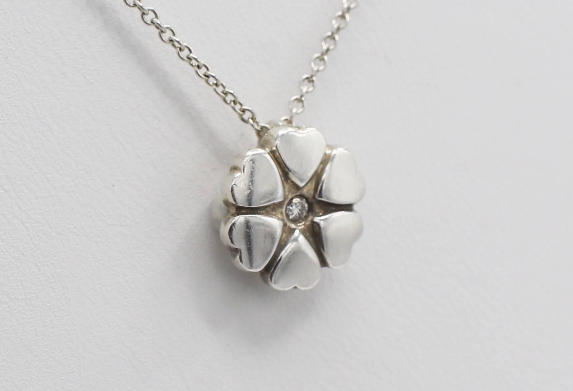 Tiffany & Co. Sterlingsilber Herzblumen-Halskette mit natürlichem Diamant-Anhänger 
Metall: Sterling Silber 925
Gewicht: 2,63 Gramm
Anhänger: 10,5 mm
Länge: 16 Zoll
Diamant: 1 runder natürlicher Brillant ca. .02 CTW G VS