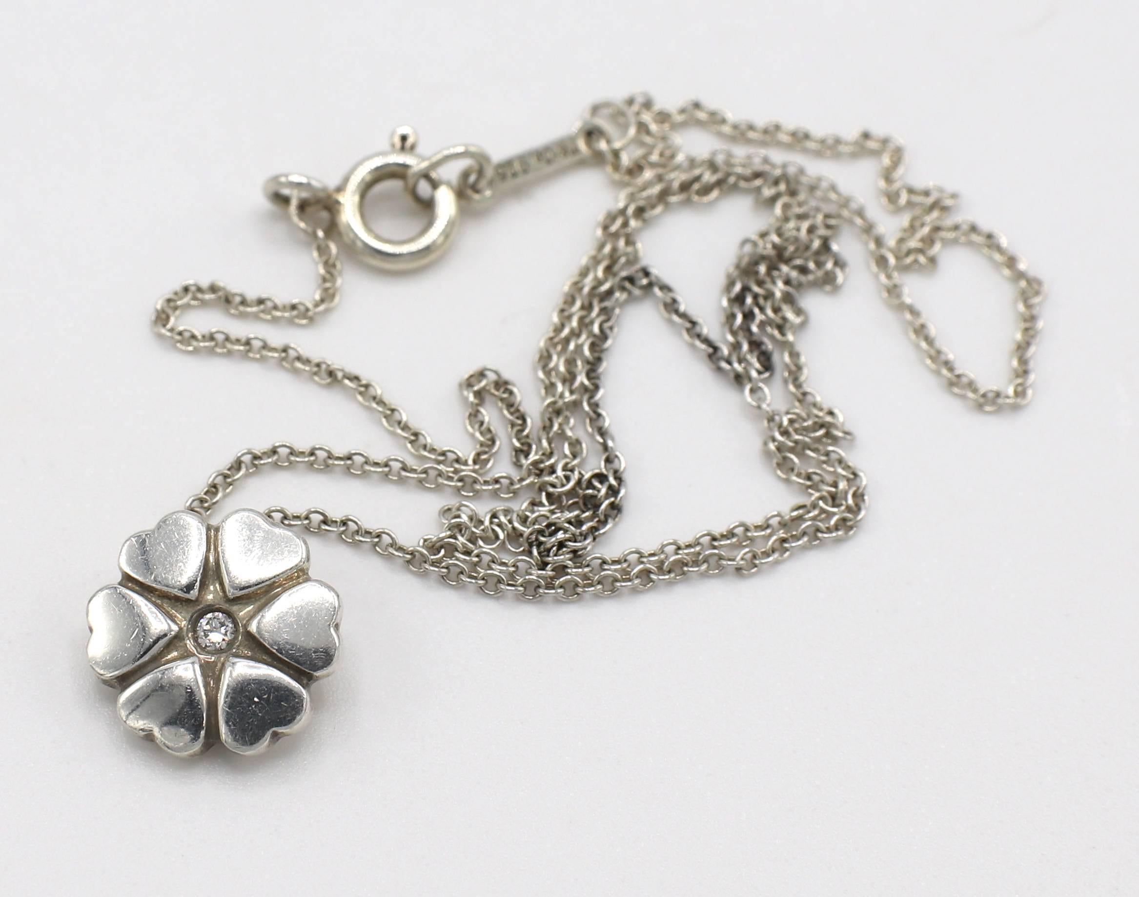 Tiffany & Co. Sterlingsilber Herzblumen-Halskette mit natürlichem Diamant-Anhänger (Rundschliff)