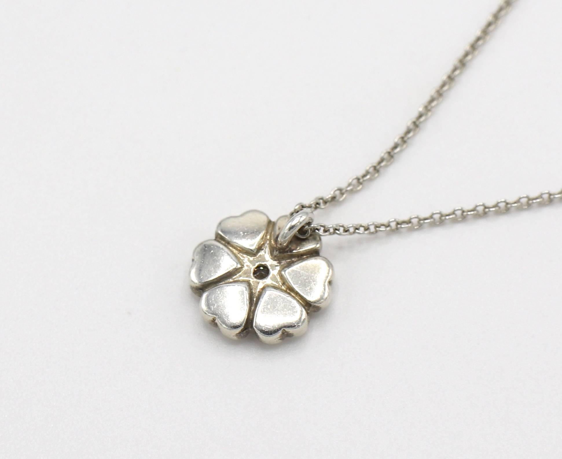 Tiffany & Co. Sterlingsilber Herzblumen-Halskette mit natürlichem Diamant-Anhänger im Zustand „Gut“ in  Baltimore, MD
