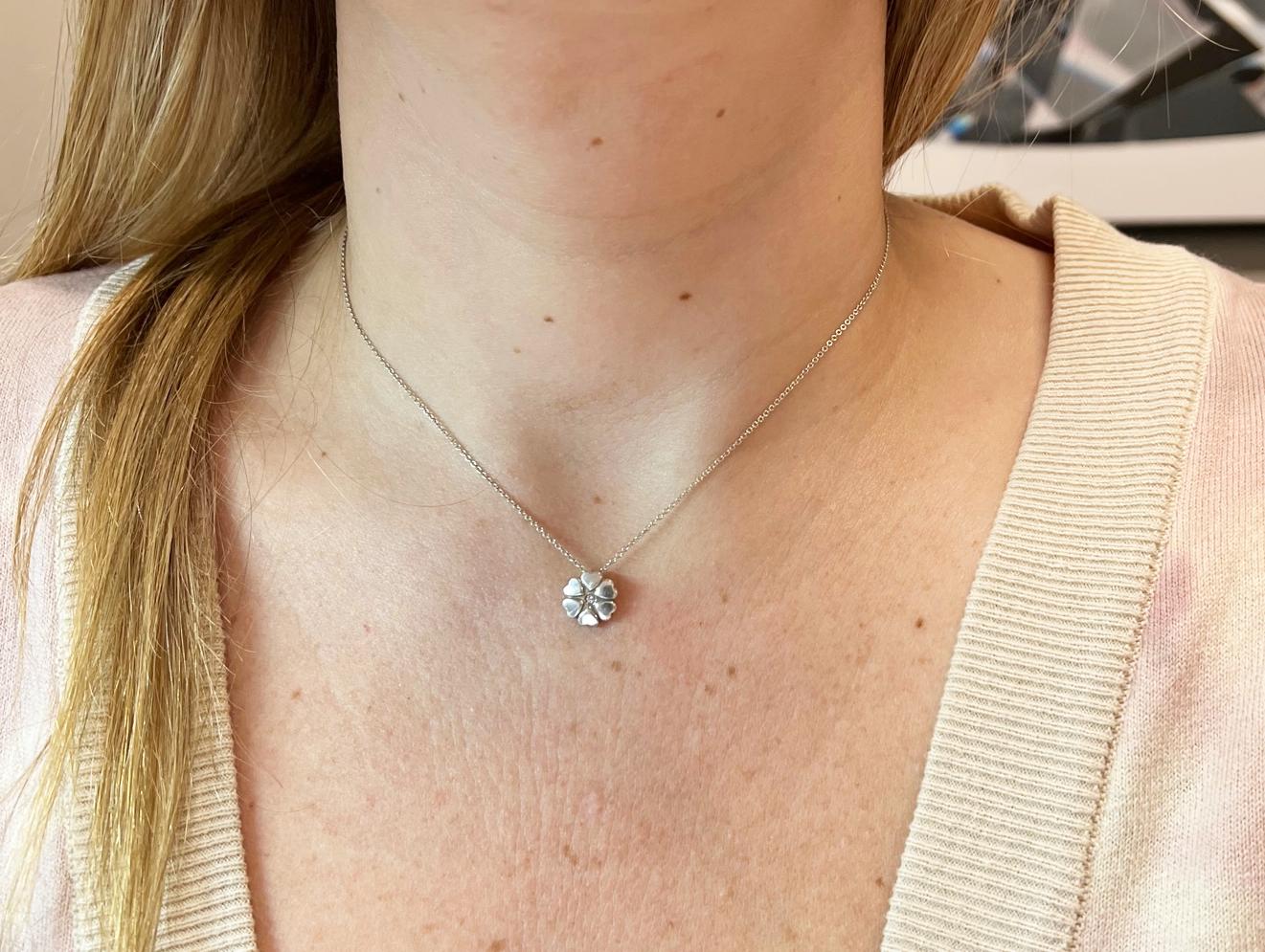 Tiffany & Co. Sterlingsilber Herzblumen-Halskette mit natürlichem Diamant-Anhänger 2