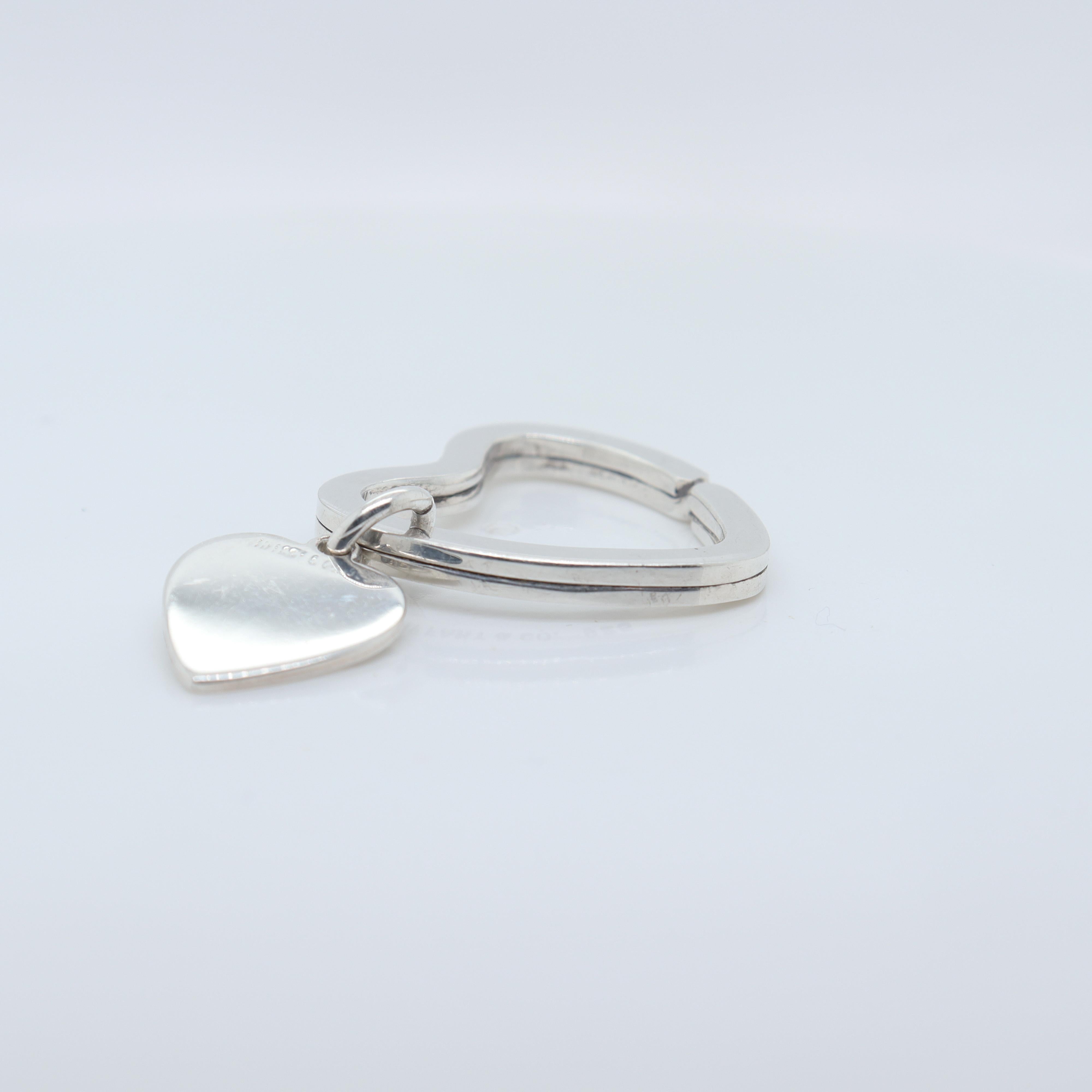 Tiffany & Co. Porte-clés ou anneau en forme de coeur en argent sterling en vente 4