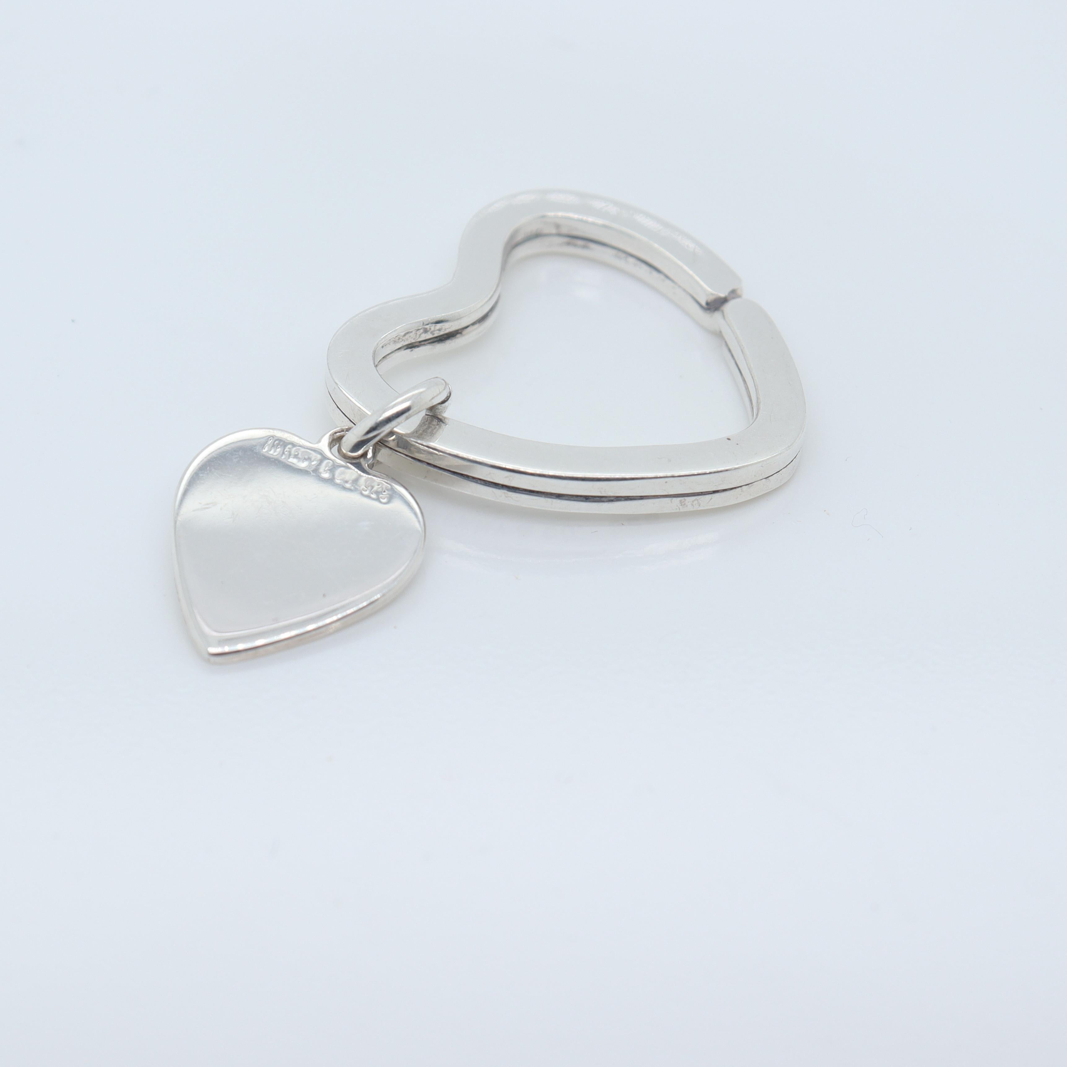 Tiffany & Co. Porte-clés ou anneau en forme de coeur en argent sterling Bon état - En vente à Philadelphia, PA