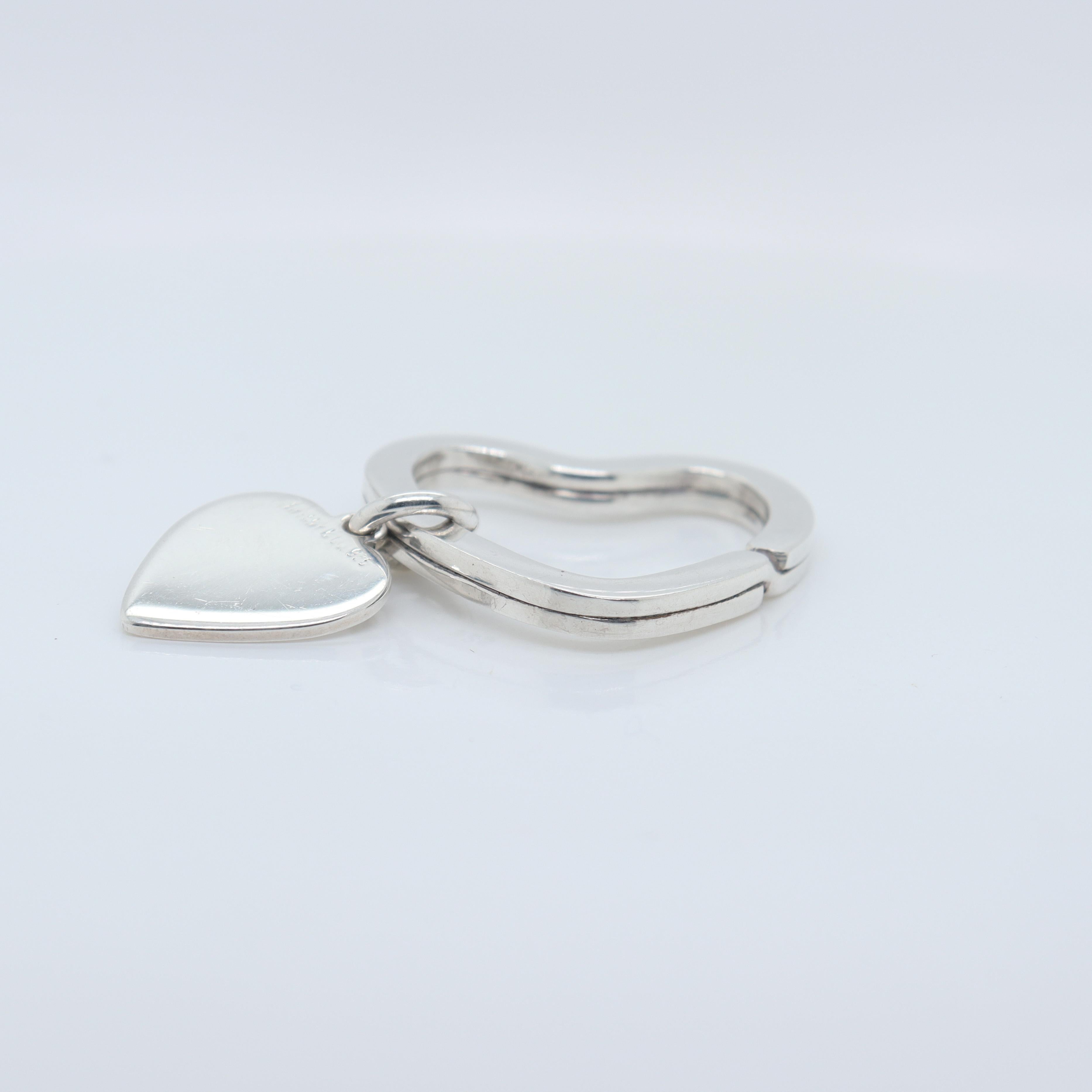 Tiffany & Co. Porte-clés ou anneau en forme de coeur en argent sterling en vente 1