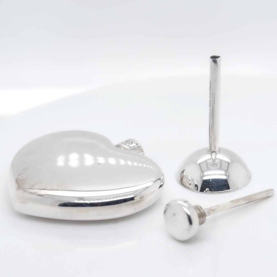 Moderne Tiffany & Co. Flacon de parfum en forme de cœur en argent sterling et en entonnoir avec boîte d'origine en vente