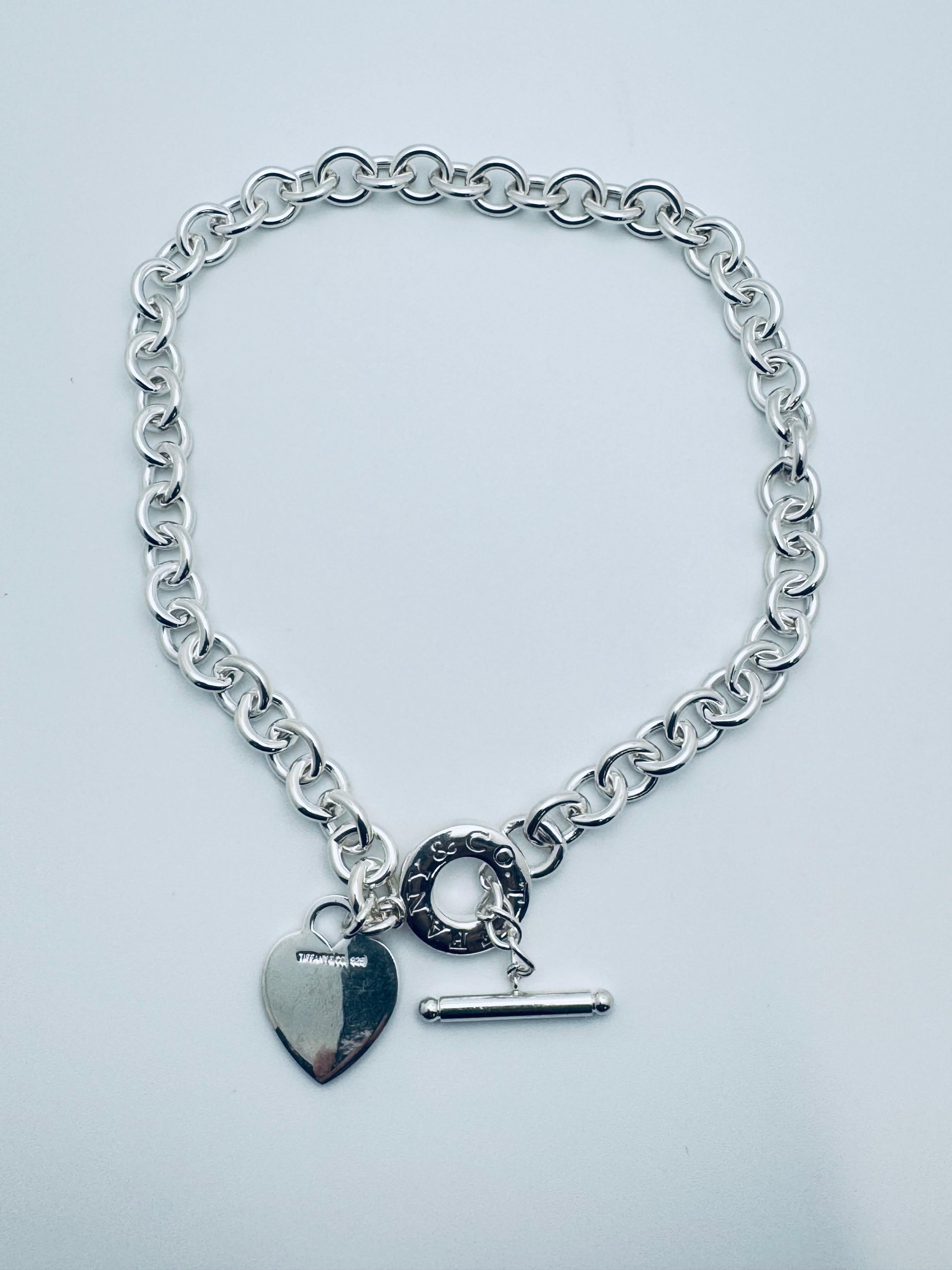 Cet élégant collier à chaîne en argent sterling capture la sophistication intemporelle avec un design audacieux mais féminin. Fabriqué en argent massif 925, il présente une breloque en forme de cœur poli, suspendue à une élégante chaîne à petits